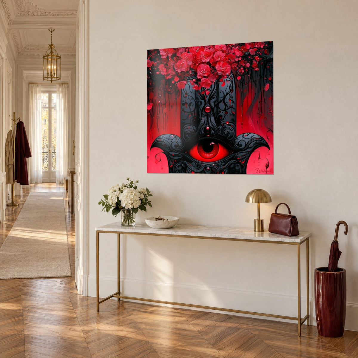 Tableau talisman hamsa d'ébène sur fond cramoisi, pétales roses retombant en coulures, dans une entrée haussmannienne en trois-quarts