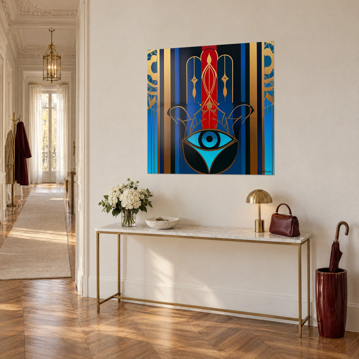 Gemälde orientalisches Amulett mit goldenen Mustern, roter Mittelstreifen und schwarz umrandetes Auge, Dreiviertelansicht auf eine Haussmann-Konsole