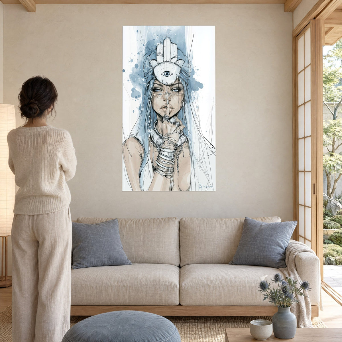 Quadro donna con il dito sulle labbra, acconciatura mano di Fatima, capelli azzurro cielo e inchiostro nero, sopra un divano in un soggiorno luminoso