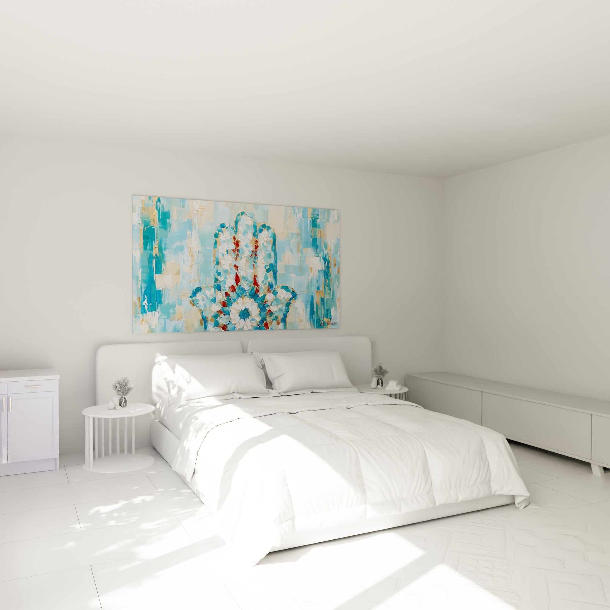 Paume protectrice bleu ciel et rouge discret peinte au couteau, au-dessus d'un lit dans une chambre claire