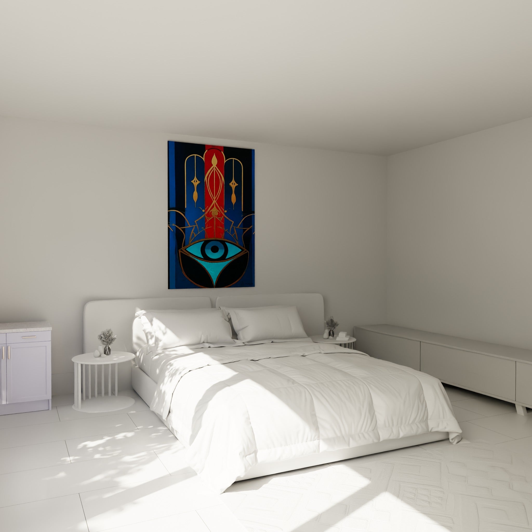 Symbole protecteur bleu marine et turquoise de la Main de Fatma, au-dessus d'un lit dans une chambre claire