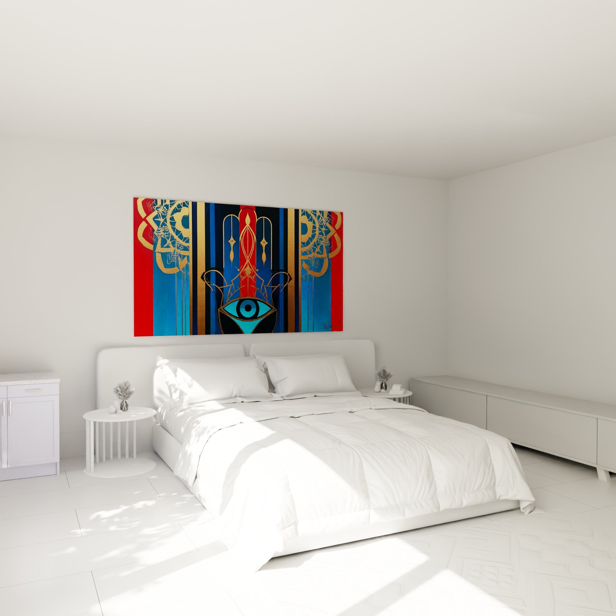 Symbole protecteur bleu marine et rouge à l'œil turquoise, au-dessus d'un lit dans une chambre claire