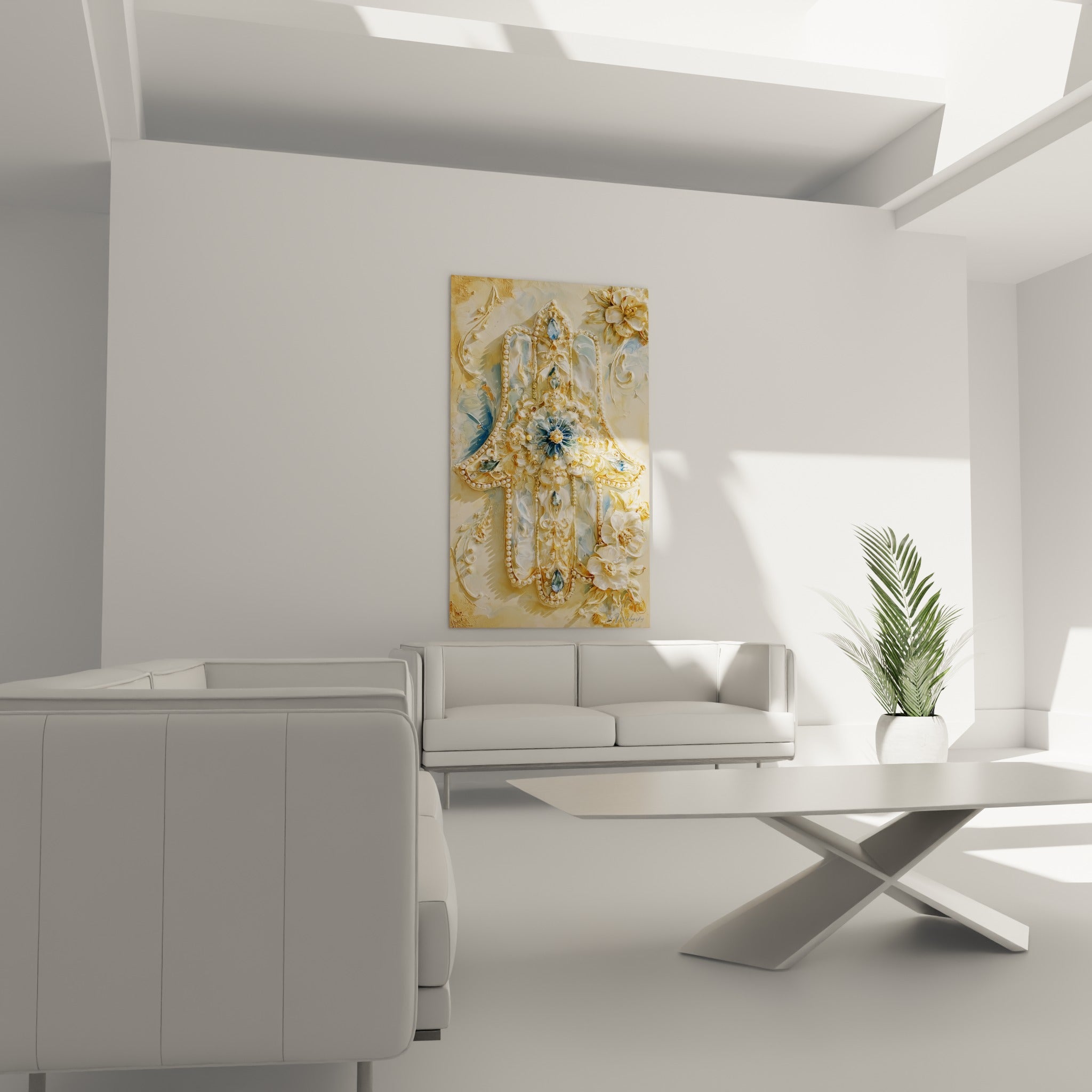 Amulette ornée de fleurs dorées et de pierres bleu pastel, au-dessus d'un canapé dans un salon lumineux