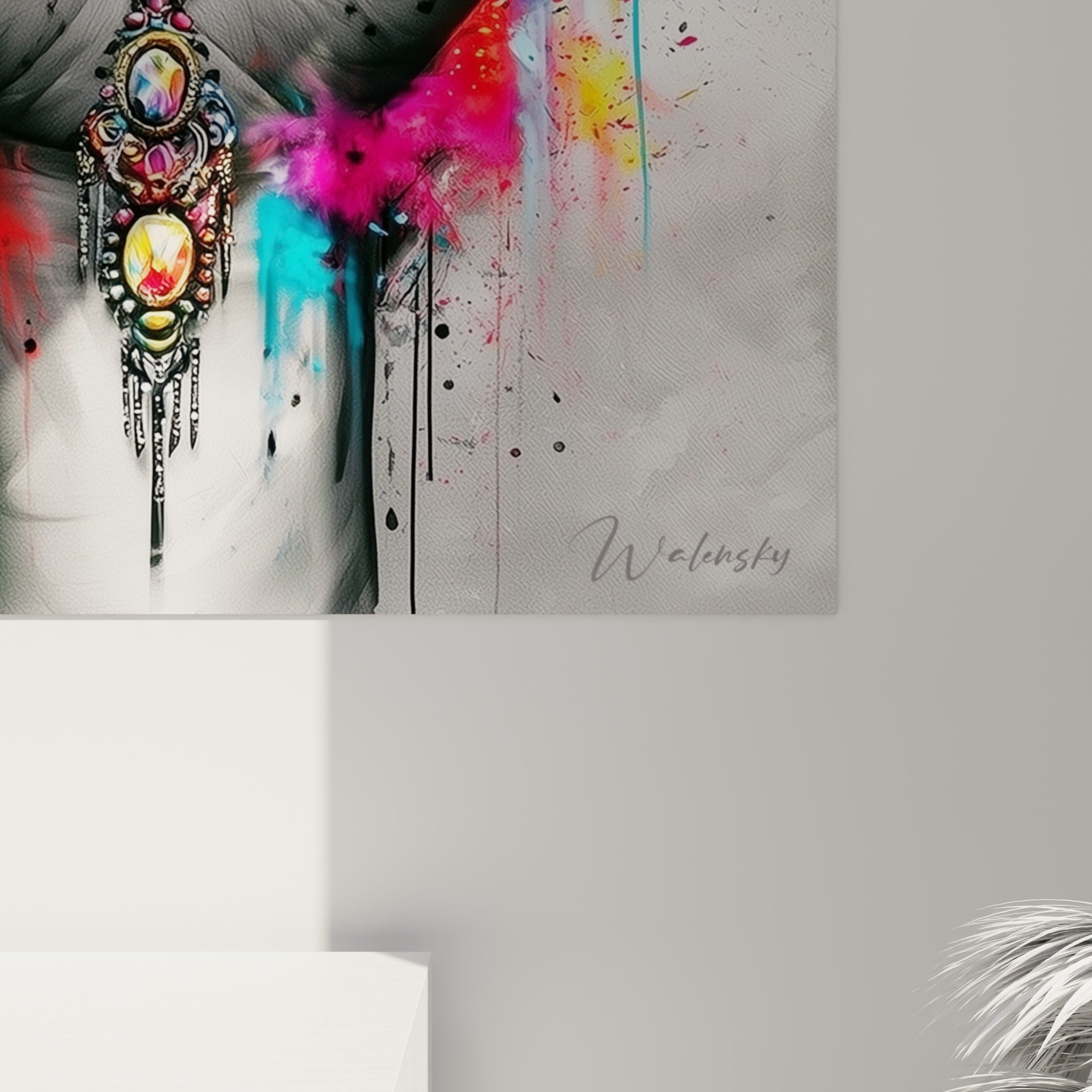 Détail des coulures et éclaboussures roses et bleues sur la toile texturée de la main de fatma