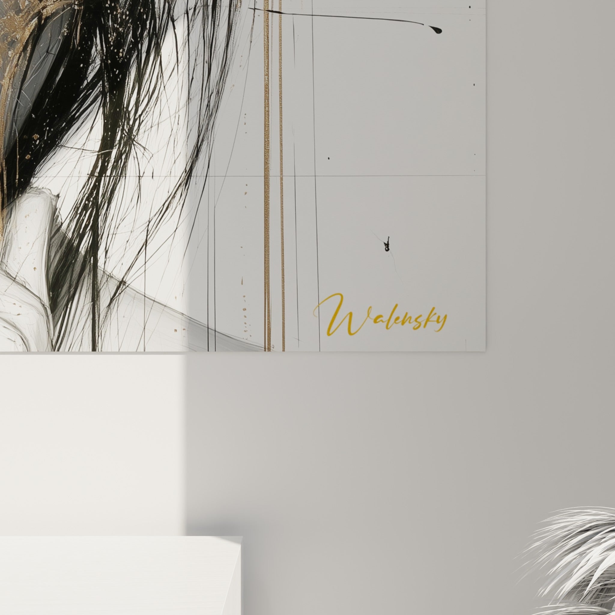 Détail des motifs ciselés dorés et des coulures de peinture sur le portrait noir et blanc