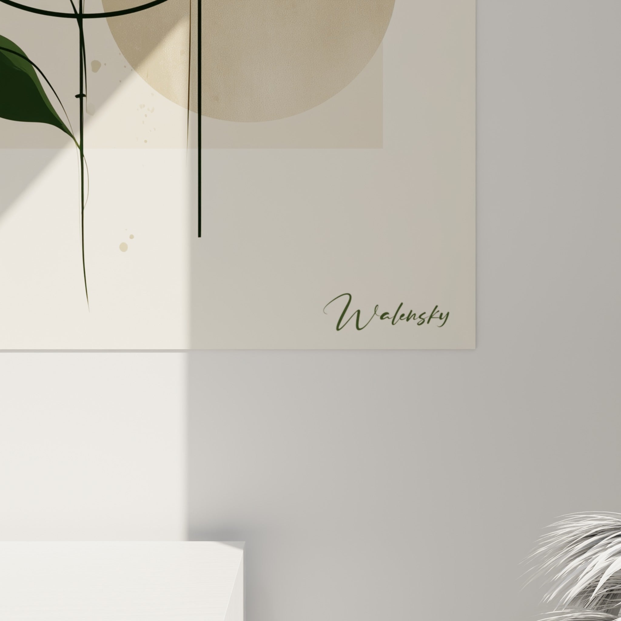 Détail du trait noir fin et des touches d'aquarelle vert olive sur la toile encadrée