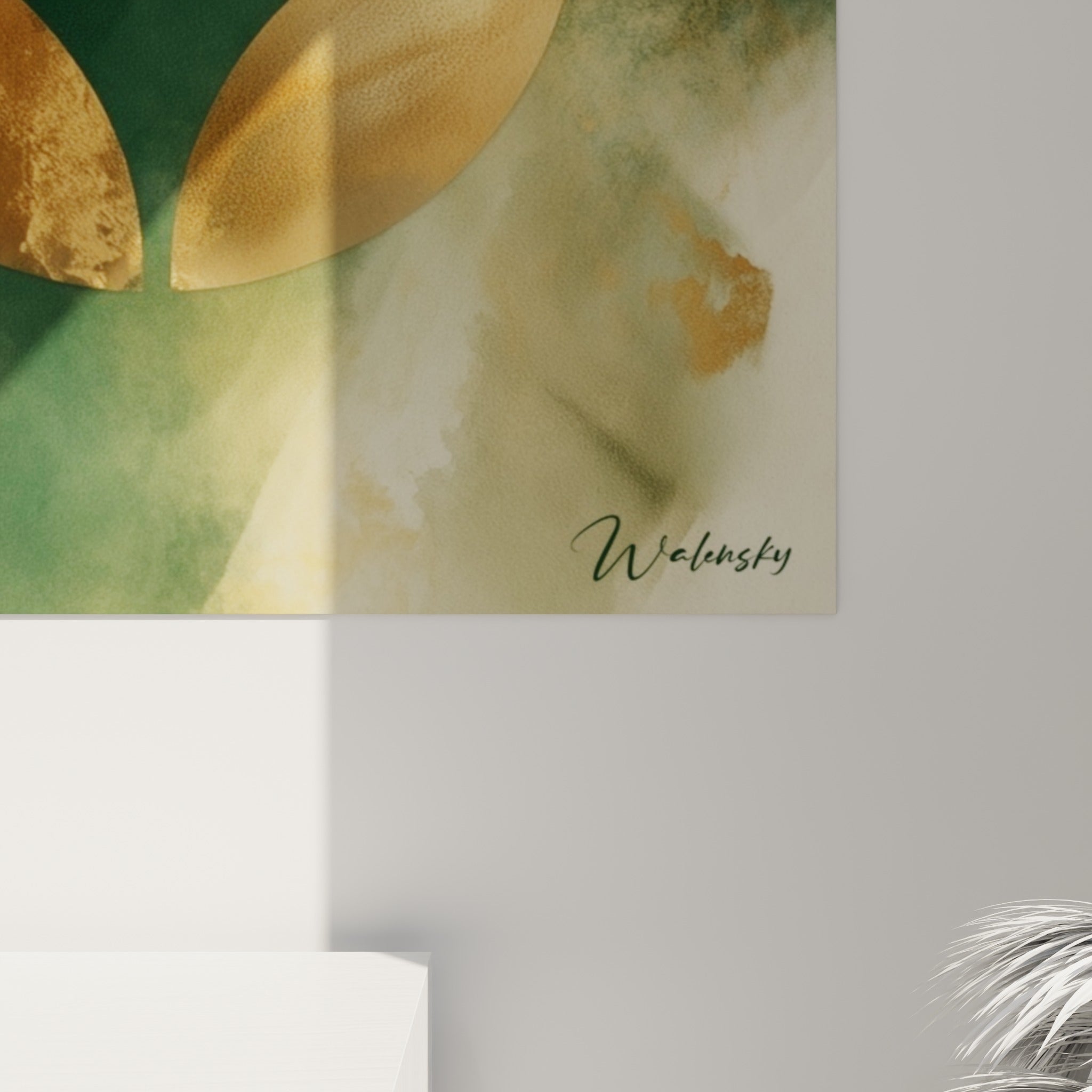 Détail des traits dorés brillants de la main de fatma contrastant avec le fond vert texturé