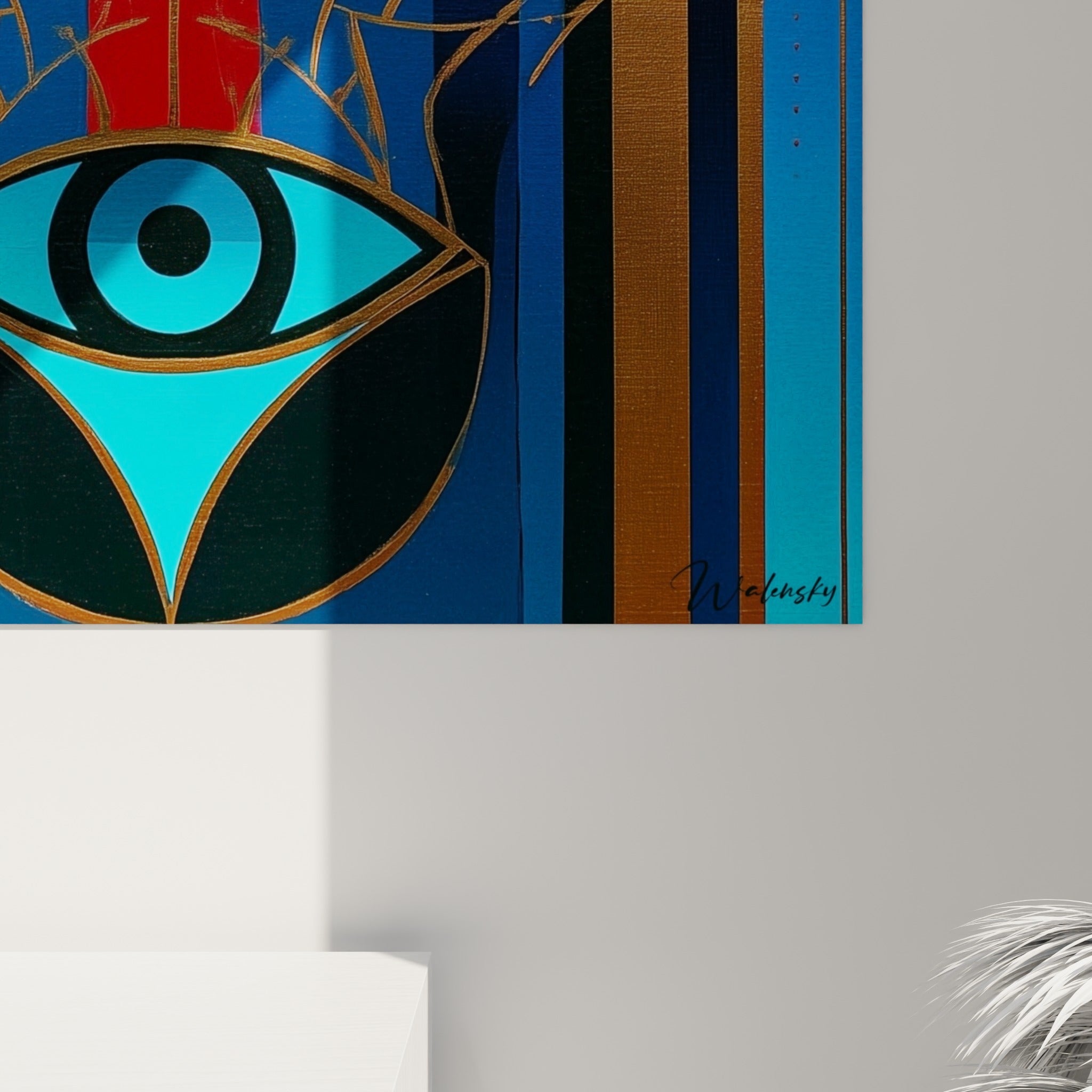 Détail des empâtements dorés et du grain bleu marine sur cette Main de Fatma à l'œil turquoise accrochée