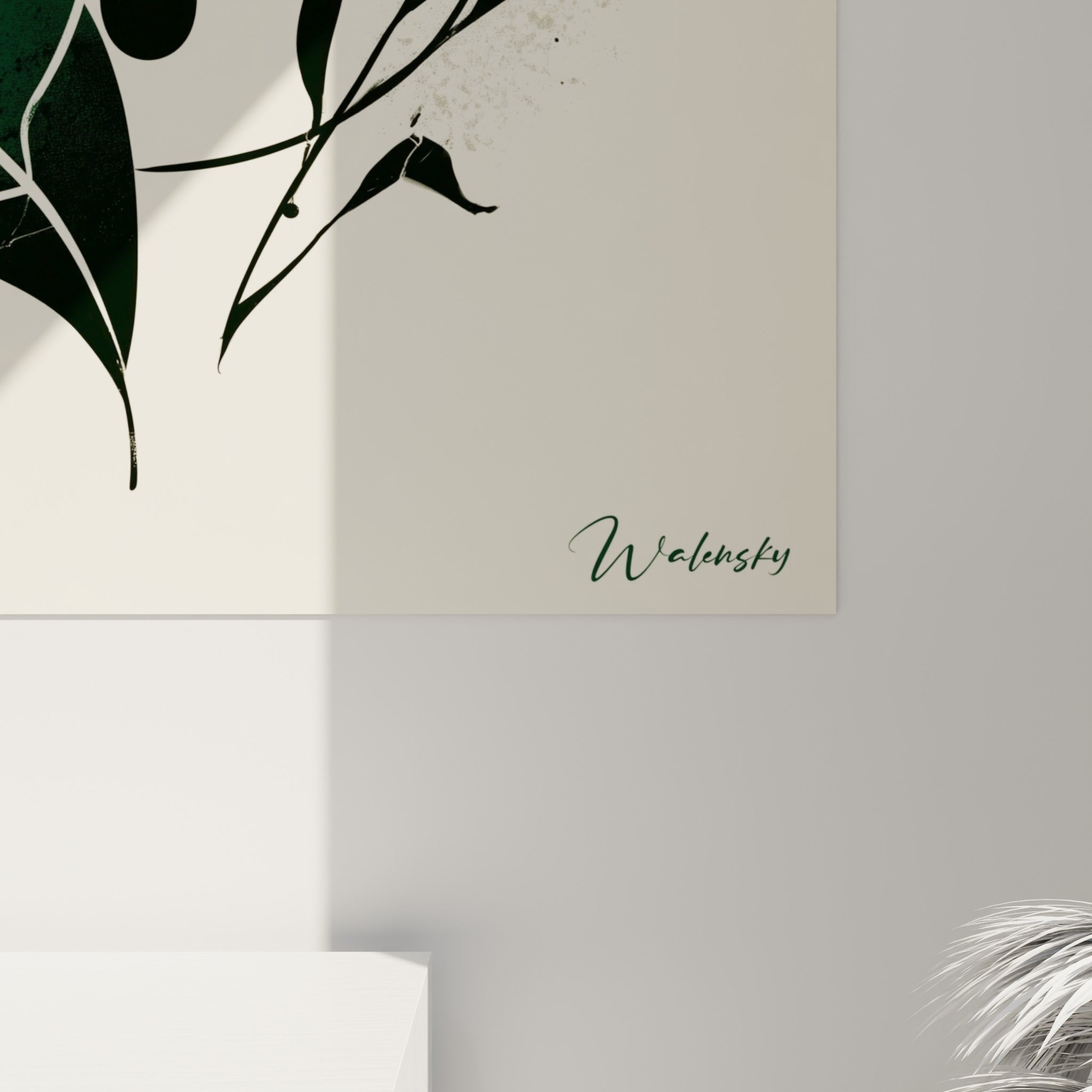 Détail du trait noir encrant l'œil vert amande et le grain texturé de la main de fatma