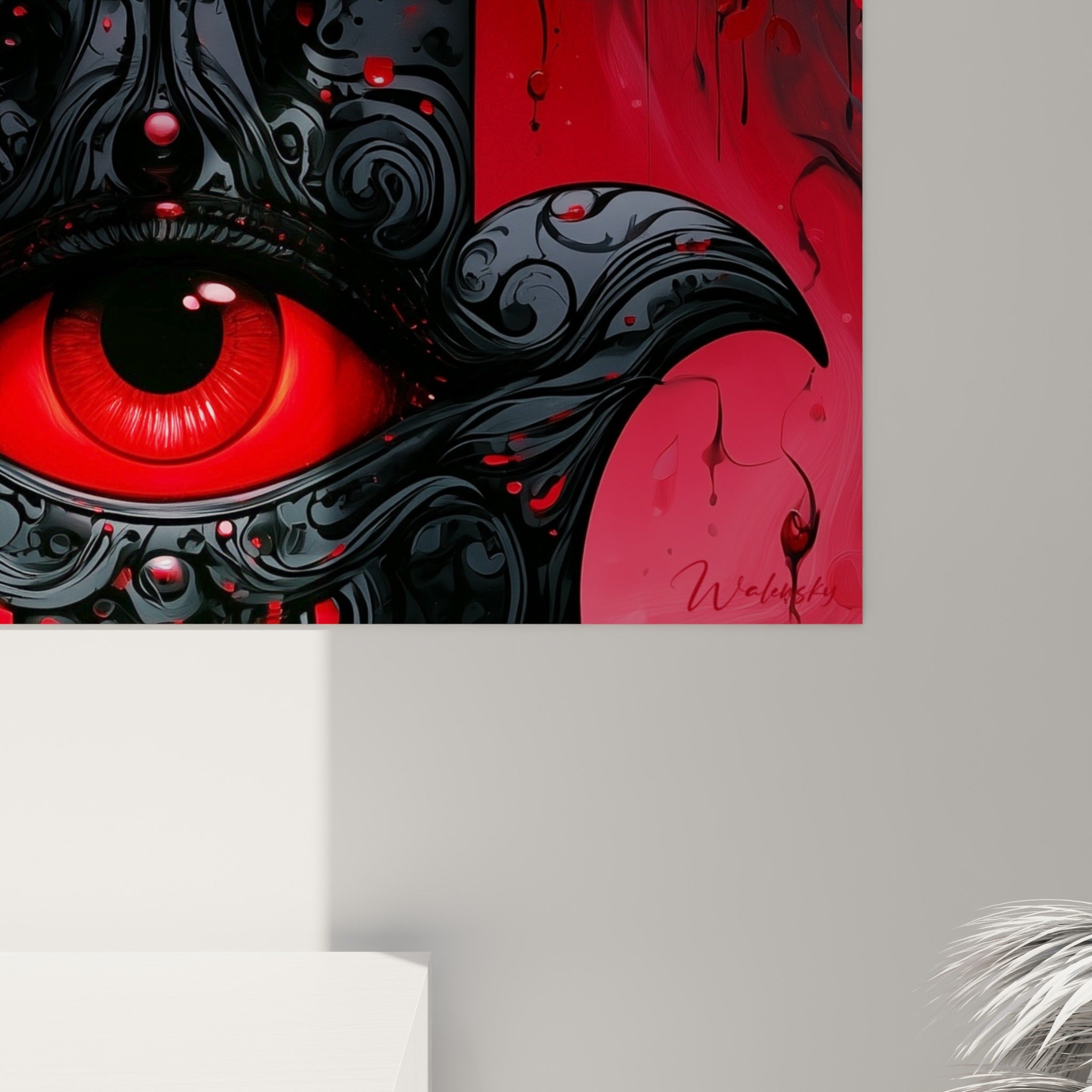 Détail des volutes noires et gouttes rouges de la Main de fatma, matière brillante et pétales texturés visibles de près