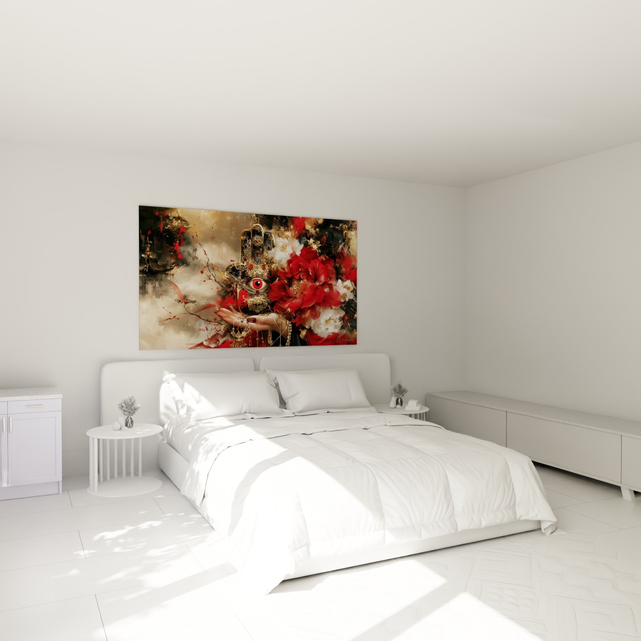 Paume ornée d'un œil rouge et de bijoux dorés, tableau Main de fatma au-dessus d'un lit dans une chambre claire