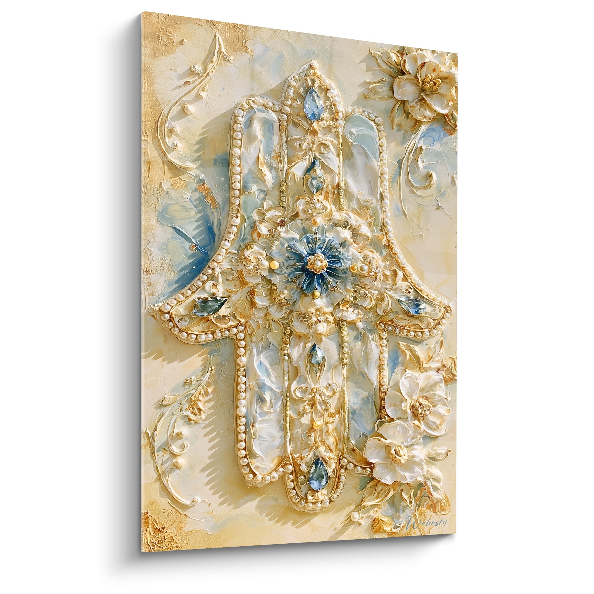Main de fatma dorée et bleu pastel ornée de perles, fleurs sculptées et pierres nacrées