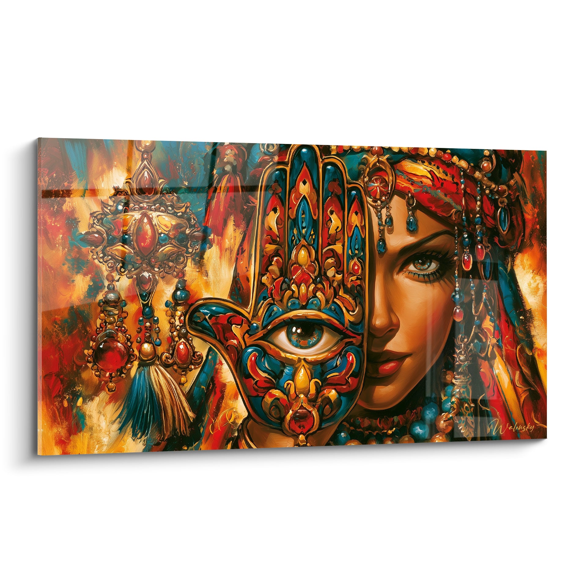 Main de Fatma dorée et turquoise ornant le visage voilé d'une femme aux bijoux rouges