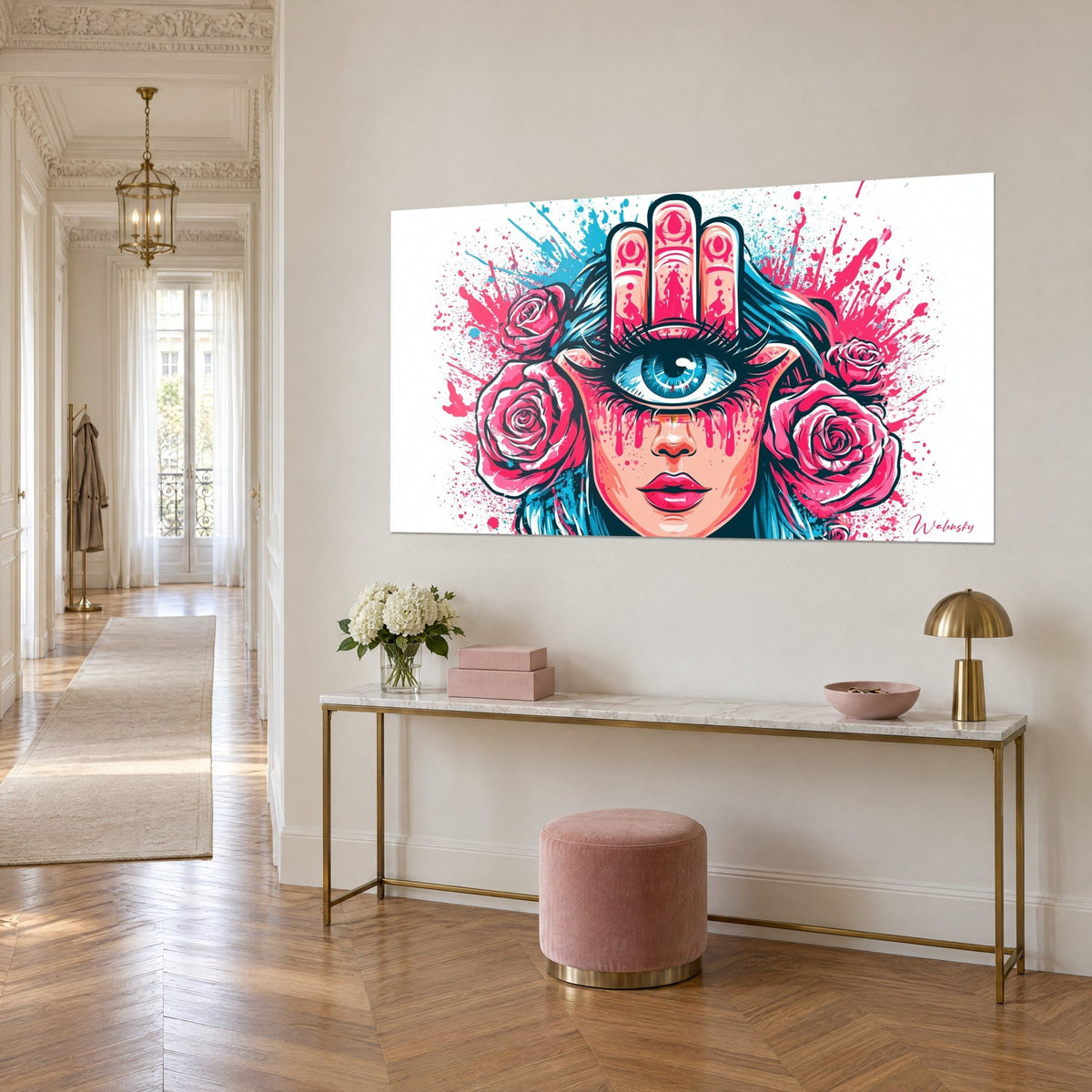 Tableau main de fatma et œil unique bleu, éclaboussures roses et turquoise, sur un mur beige, vue de trois-quarts dans l'entrée haussmannienne