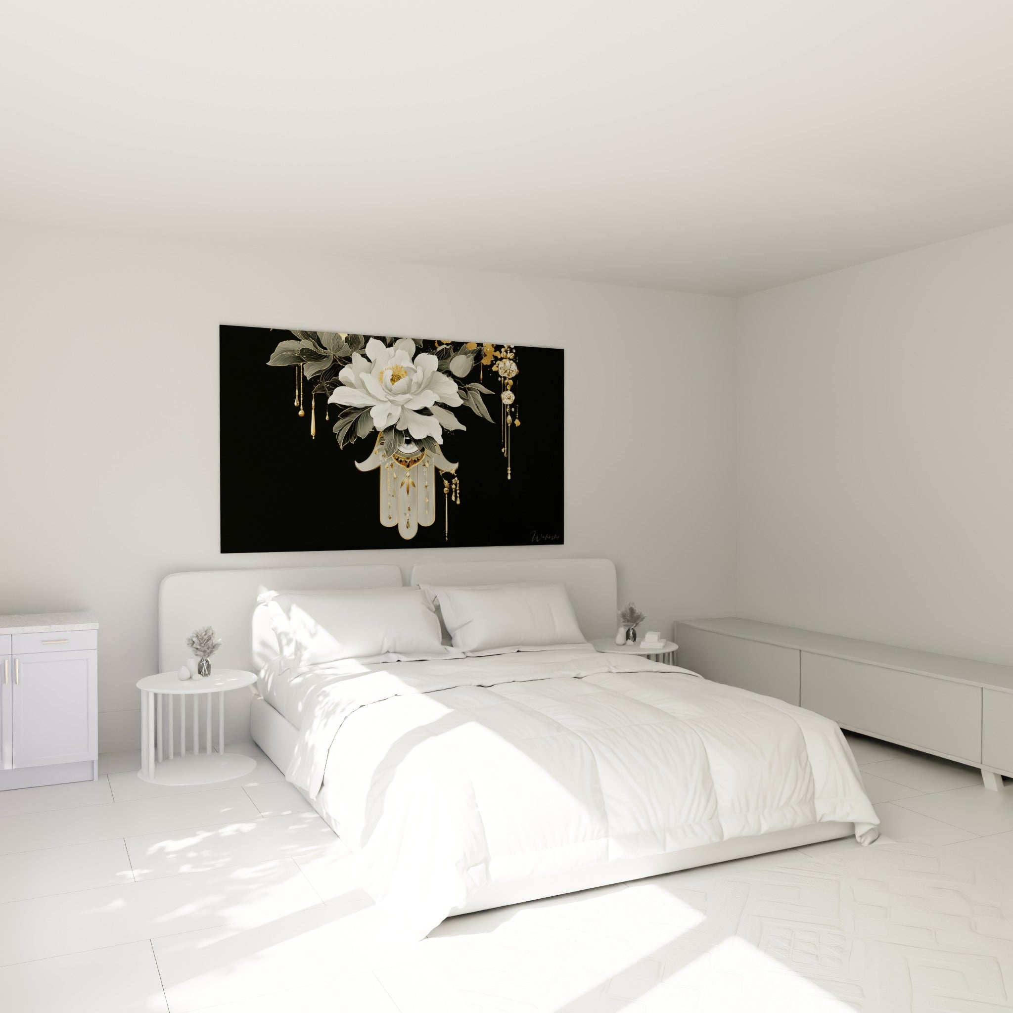 Pivoine blanche et pendentifs dorés de la Main de fatma au-dessus d'un lit dans une chambre claire