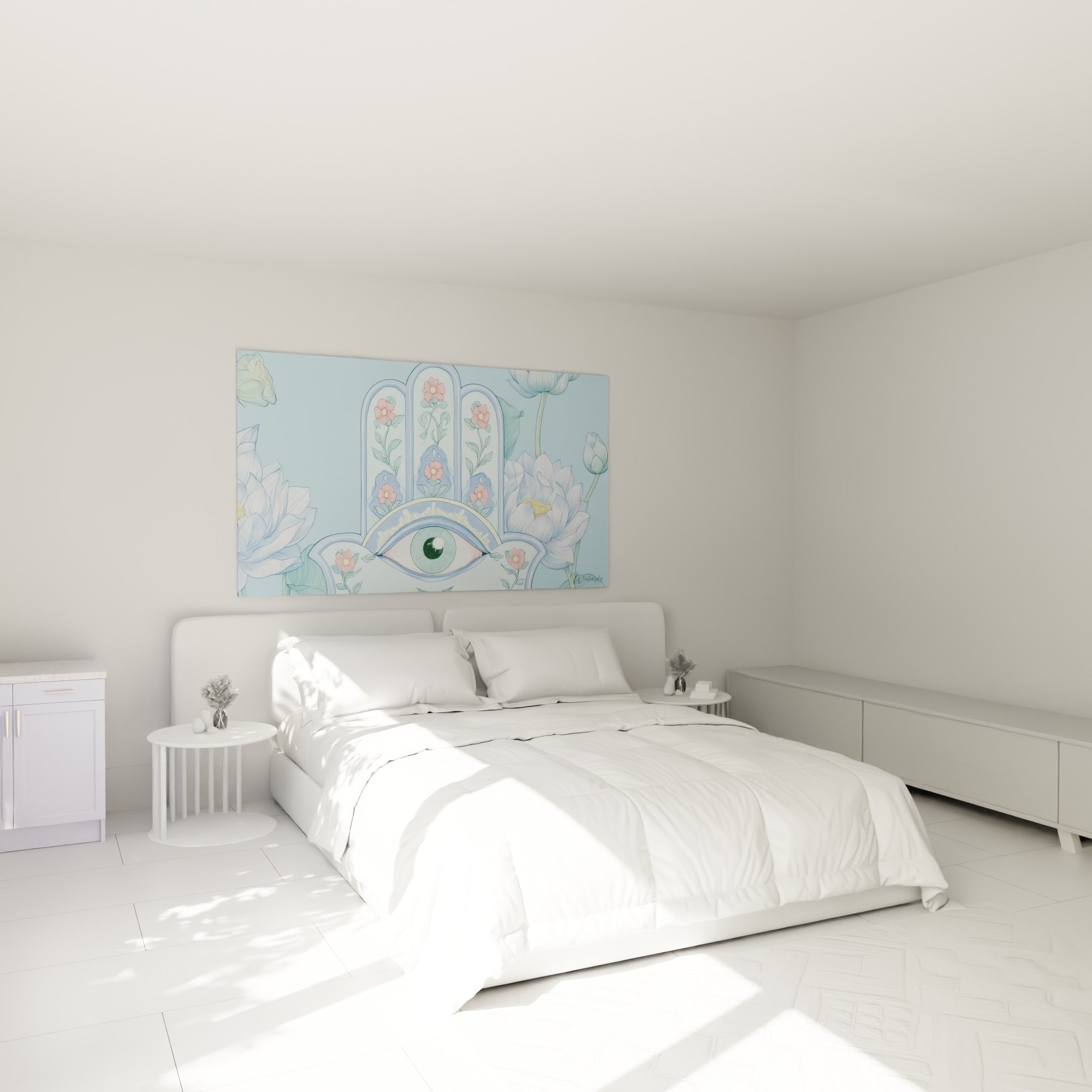 Symbole protecteur bleu ciel aux fleurs roses posé au-dessus d'un lit dans une chambre claire