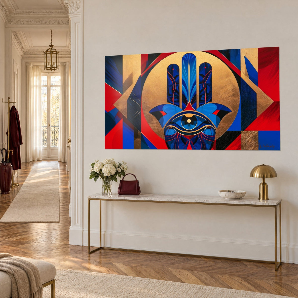 Tableau talisman à l'œil central cerné d'or, losanges bleu nuit et rouge vif, accroché au-dessus d'une console dorée