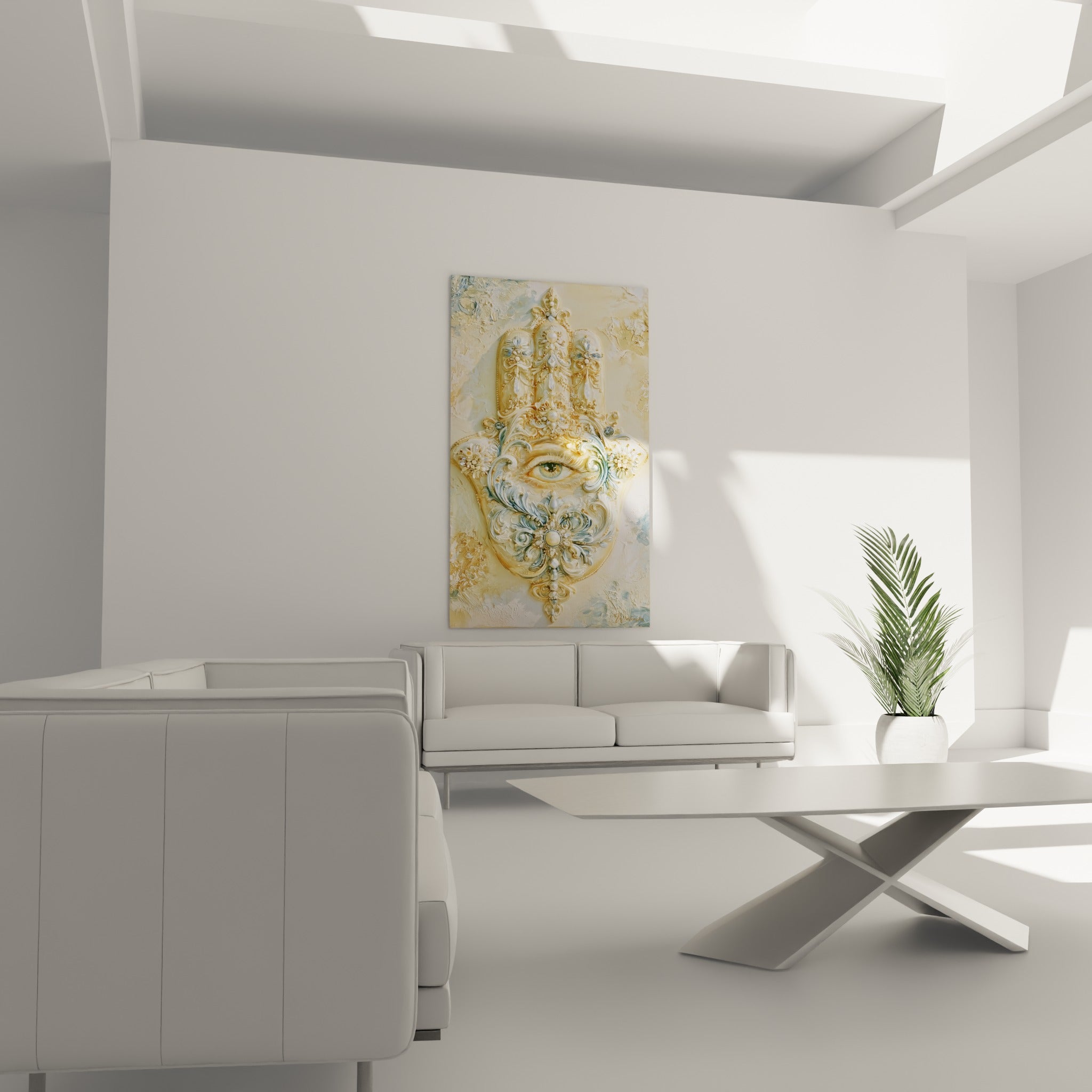Motif sculpté doré et nacré à l'œil central bleu, au-dessus d'un canapé dans un salon lumineux
