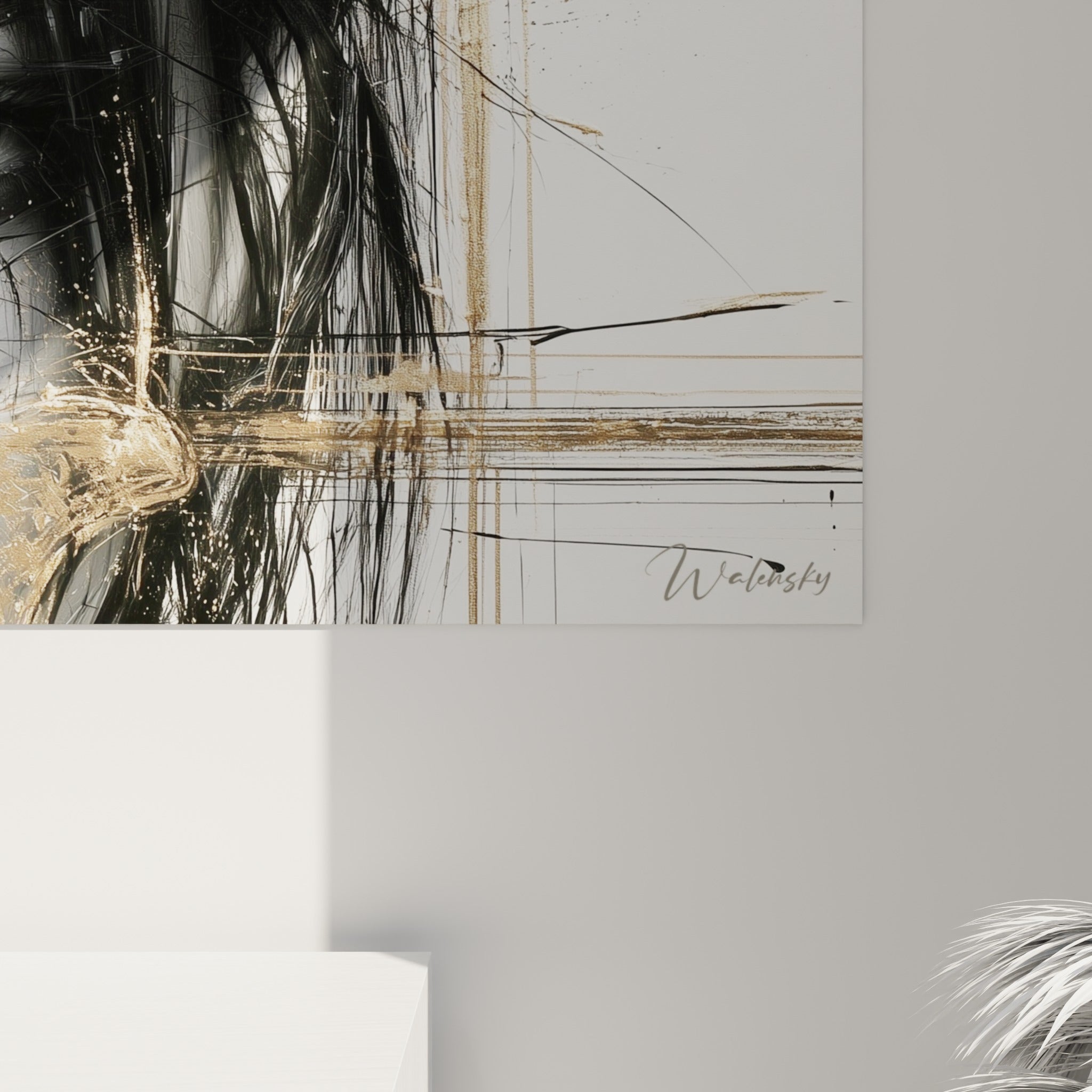Détail des empâtements dorés et des lignes noires fines composant la main protectrice sur la toile