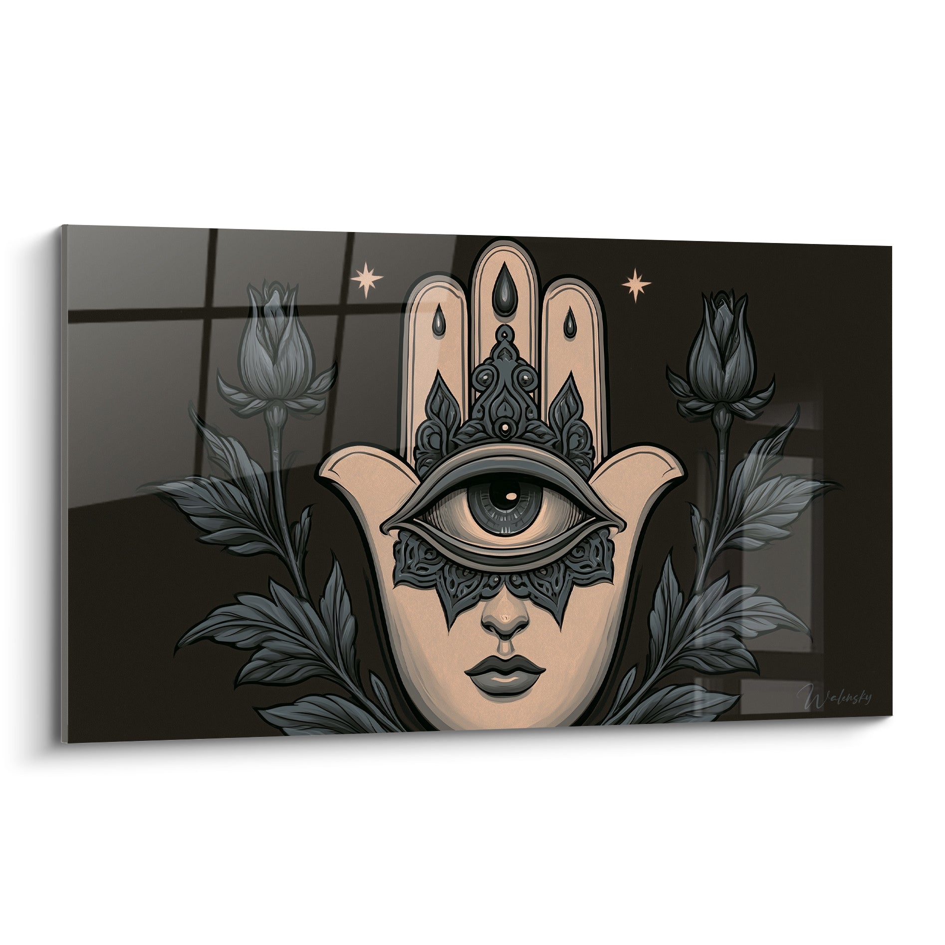 Main de fatma beige ornée de motifs anthracite, œil central gris perle et roses graphiques encadrant la composition