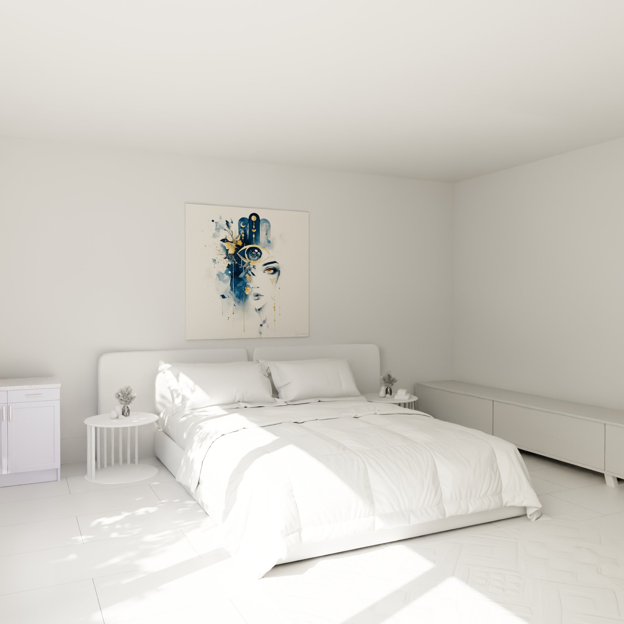 Visage féminin et main protectrice dorée aux tons bleu marine, accrochés au-dessus d'un lit dans une chambre claire