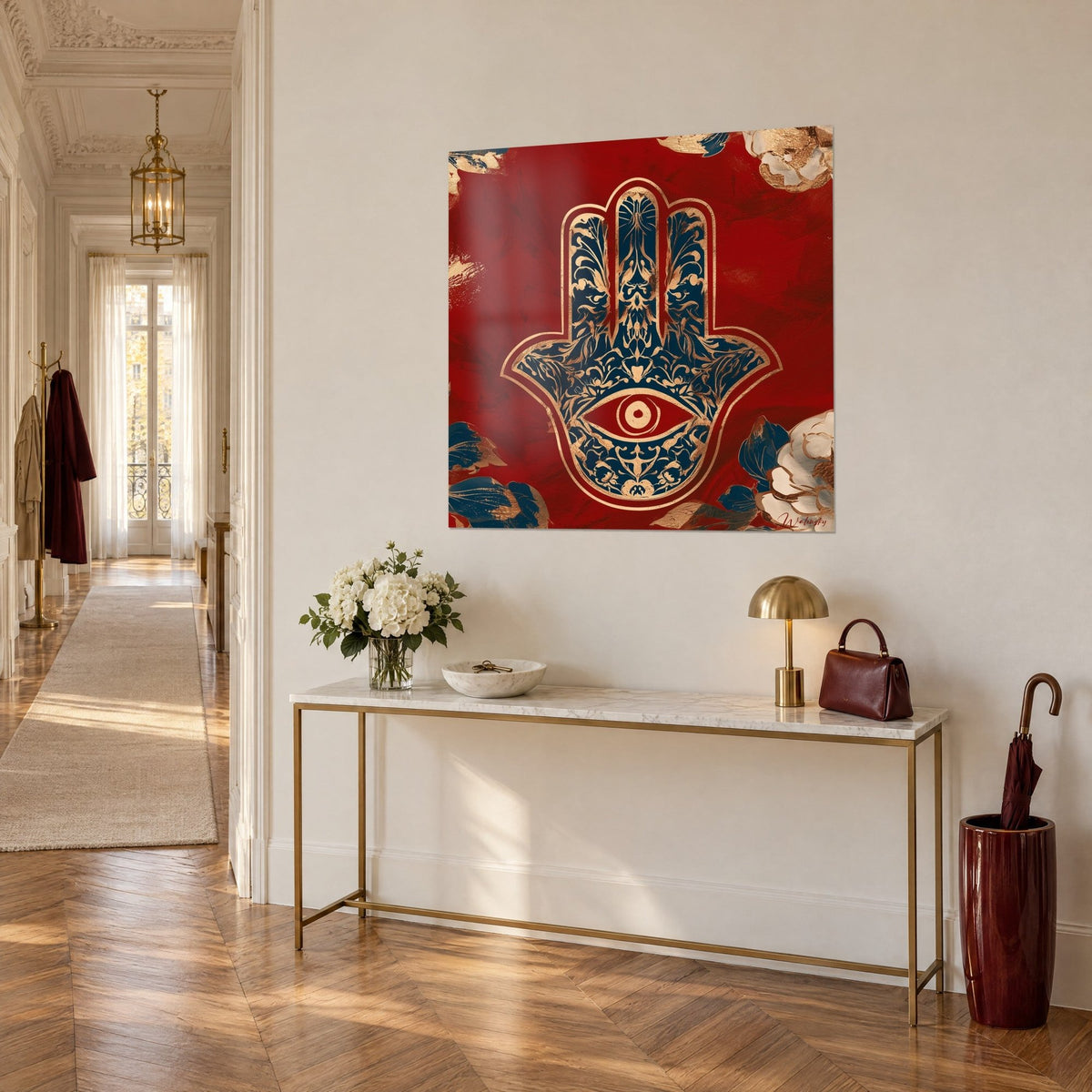 Tableau amulette hamsa bleu marine filigranée d'or, pivoines crème dans les angles, accrochée au-dessus d'une console blanche