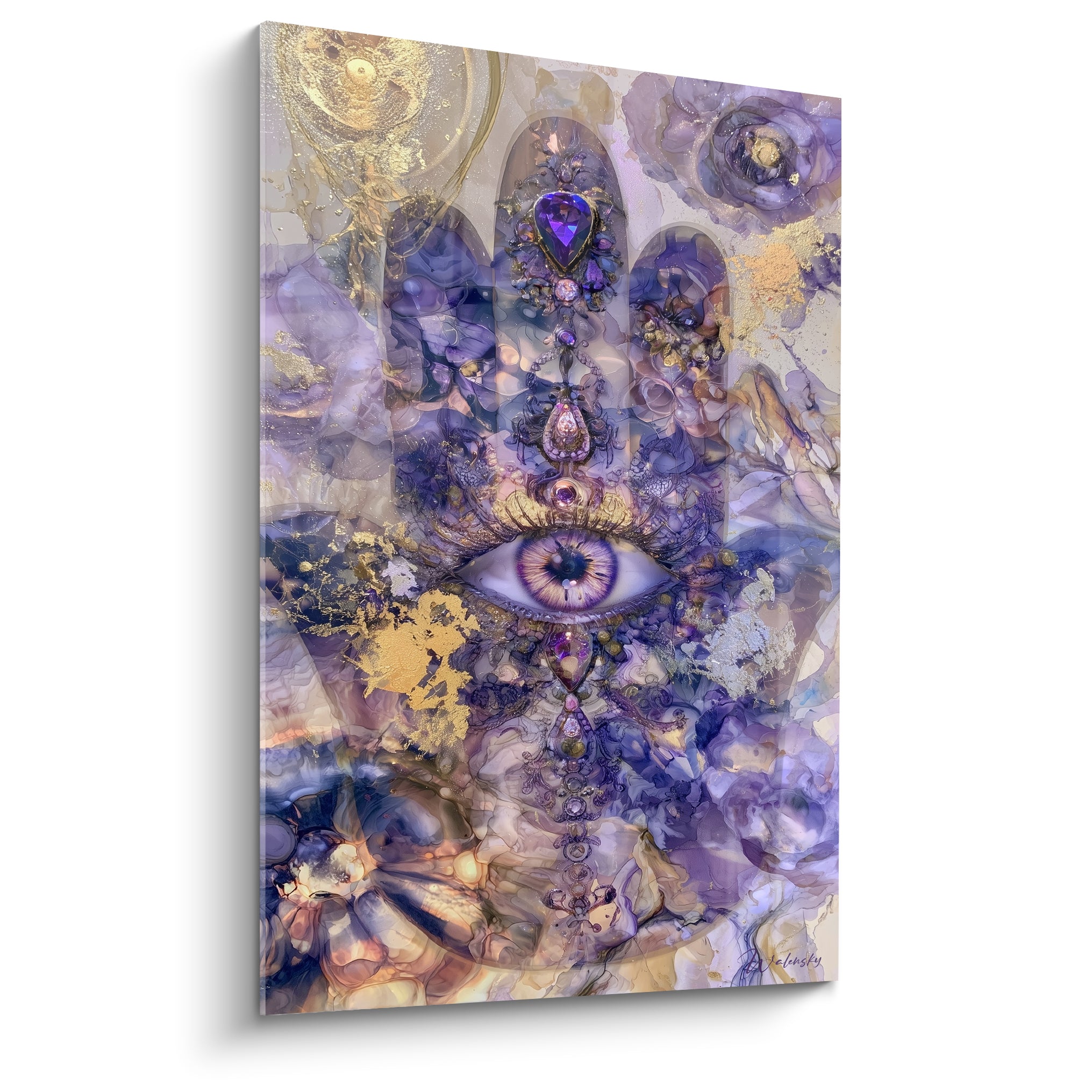 Main de fatma à l'œil violet et doré, ornée de bijoux sur fond marbré