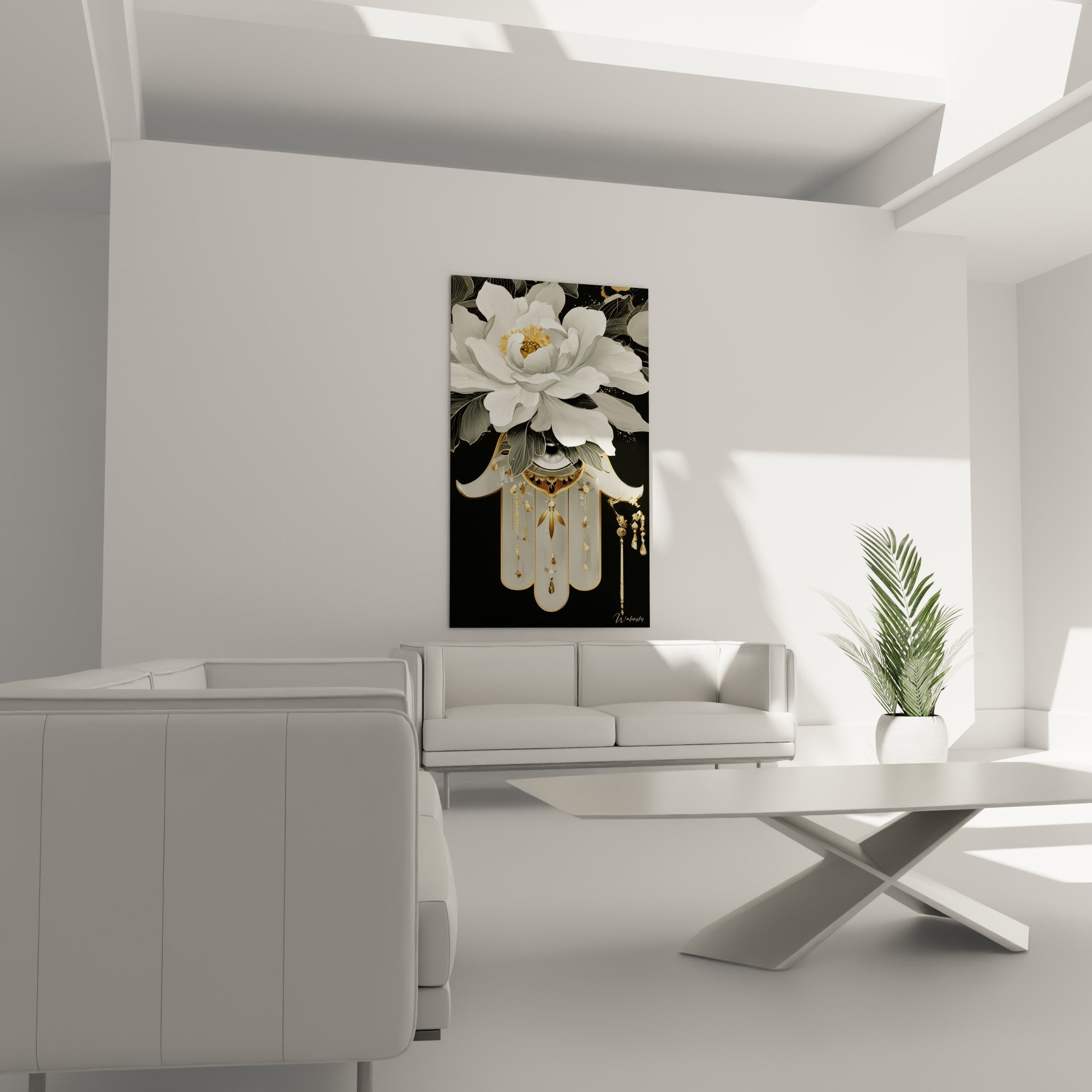 Fleur blanche et breloques dorées de la Main de Fatma au-dessus d'un canapé dans un salon lumineux