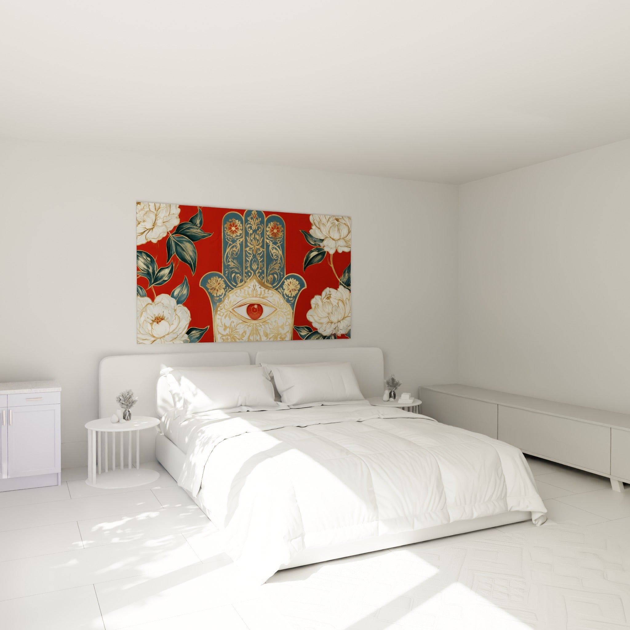 Symbole protecteur rouge et doré orné d'un œil, accroché au-dessus d'un lit dans une chambre claire