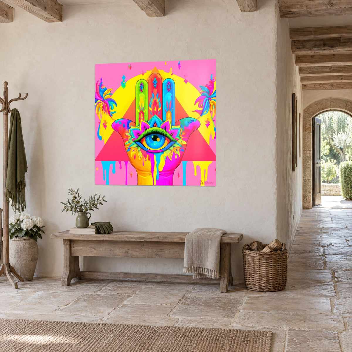 Tableau hamsa fluo sur triangle corail et soleil jaune, coulures roses, dans un couloir de pierre au sol dallé de la maison