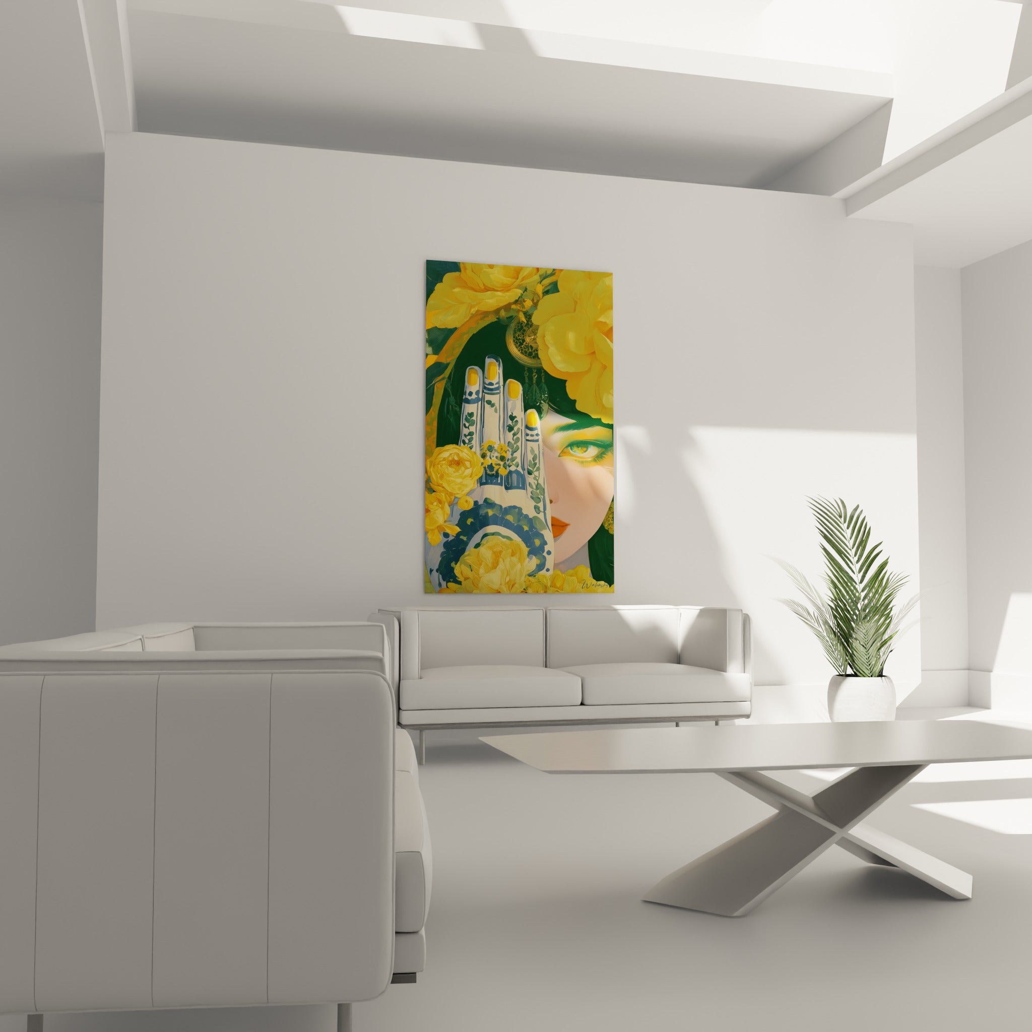 Regard vert émeraude et main céramique bleue entourés de fleurs jaunes, au-dessus d'un canapé dans un salon lumineux