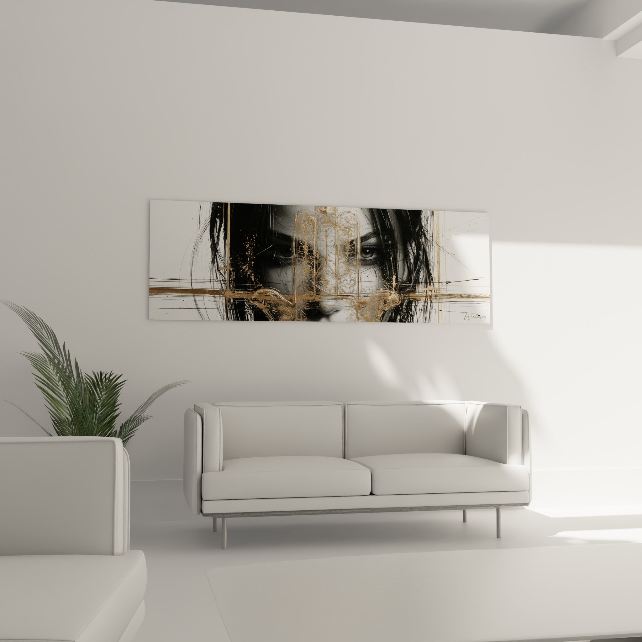 Regard intense sous une Main de Fatma aux volutes dorées, placé au-dessus d'un canapé dans un salon lumineux