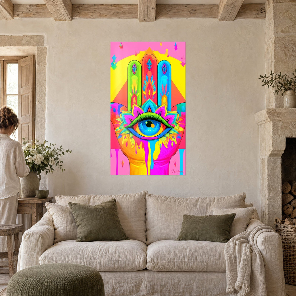 Tableau main de fatma pop art, œil bleu turquoise et doigts vert citron, rose et jaune vifs, au-dessus d'un canapé dans un salon lumineux
