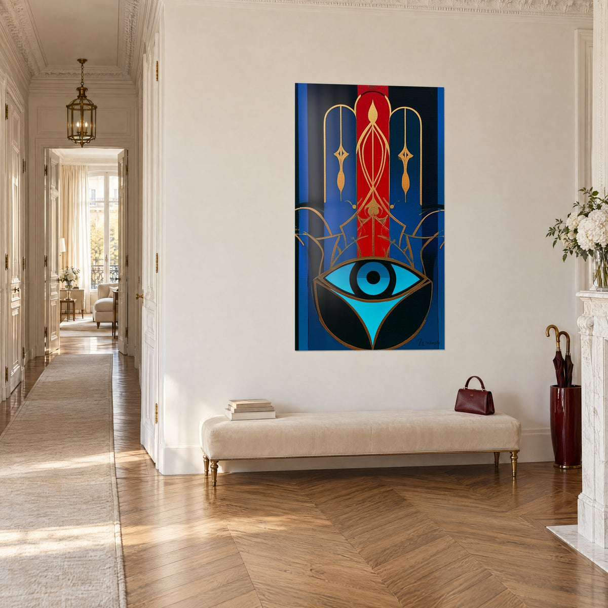 Cuadro amuleto hamsa con ojo turquesa, dorado y rojo escarlata, al fondo de un pasillo haussmanniano y un banco de madera