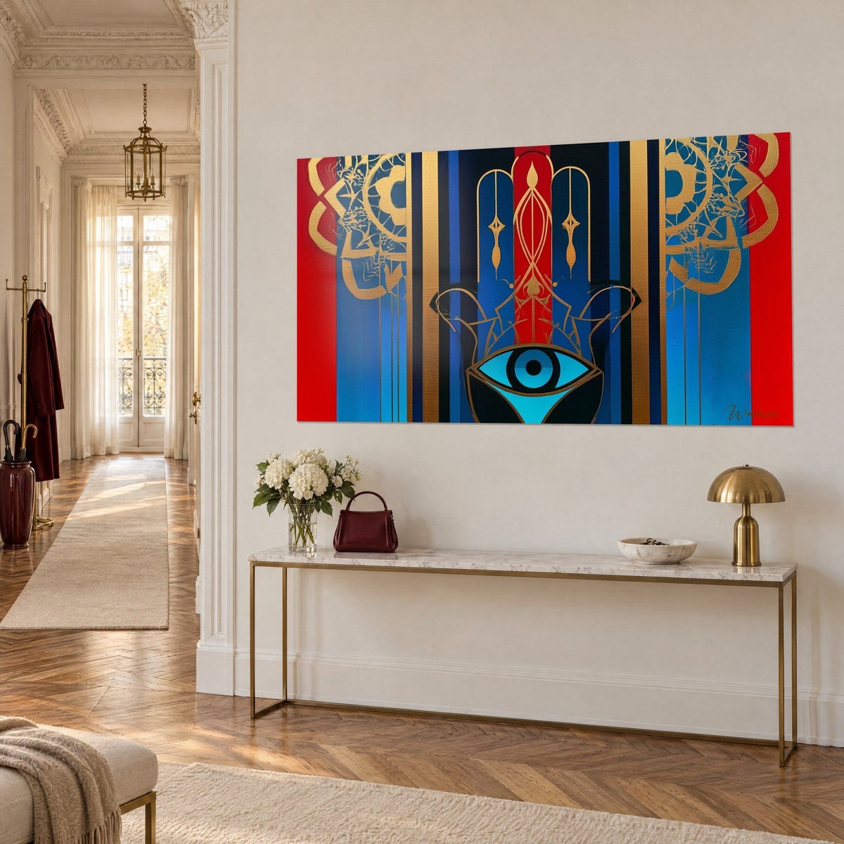 Tableau talisman à cinq doigts filetés d'or, médaillon central rouge carmin et fond bleu nuit, sur un mur crème haussmannien