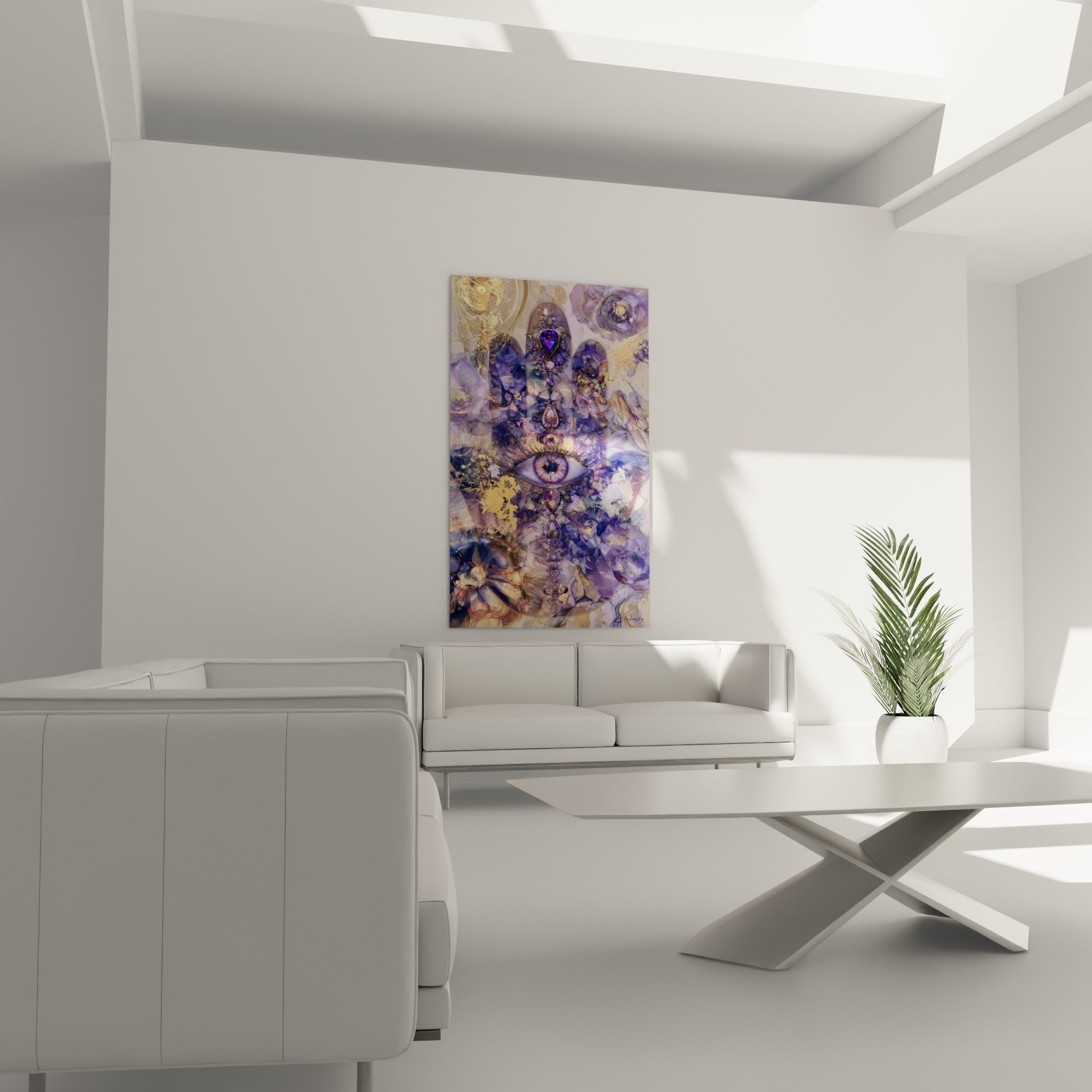 Symbole Main de fatma aux teintes violettes et dorées, au-dessus d'un canapé dans un salon lumineux