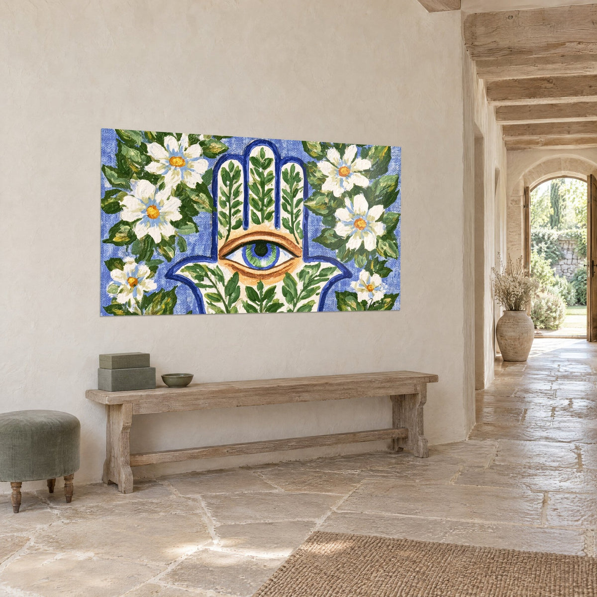 Tableau amulette bleu cobalt aux doigts feuillus et à l'œil ocre, fleurs blanches au cœur safran, mur de pierre et banc de bois