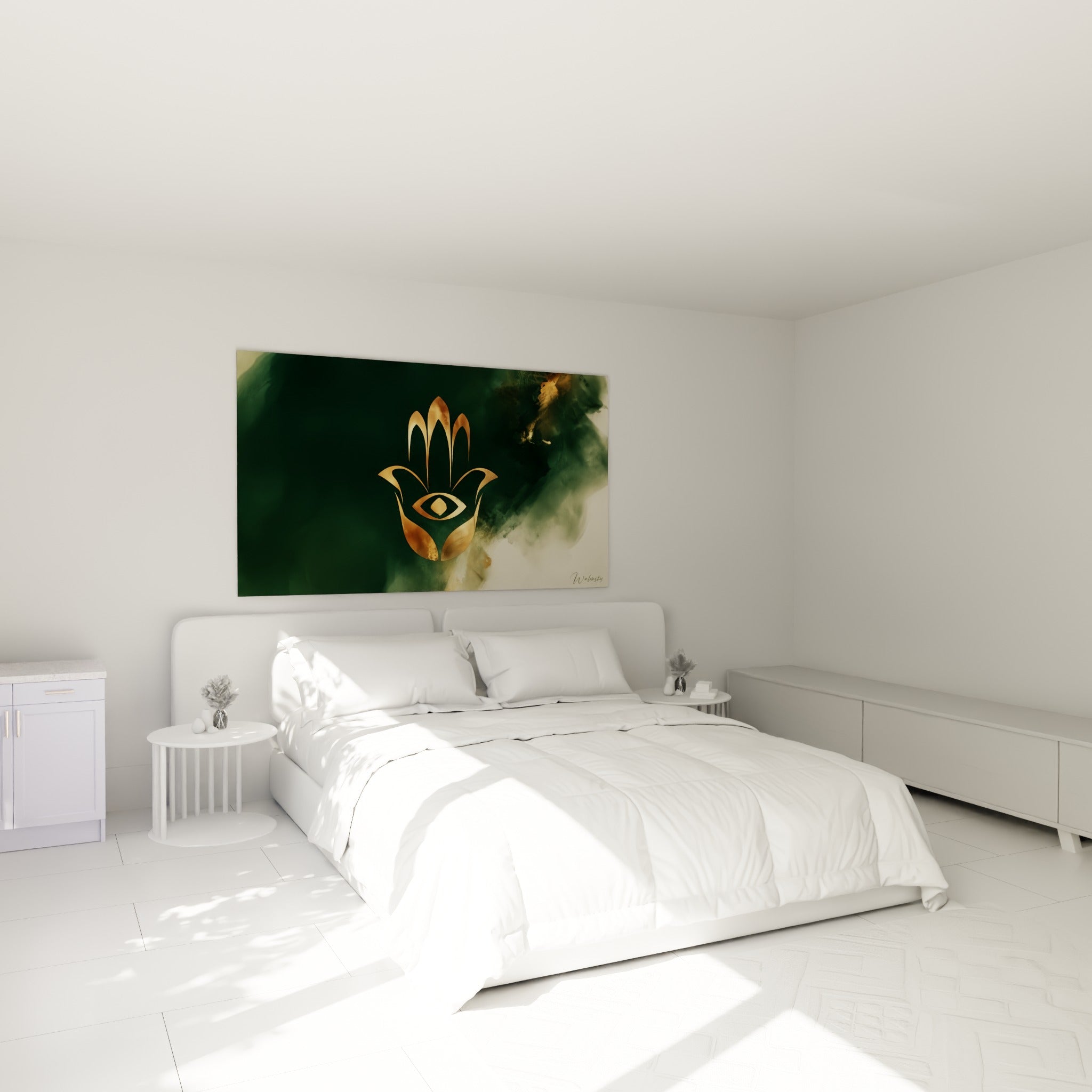 Symbole protecteur doré et vert émeraude accroché au-dessus d'un lit dans une chambre claire