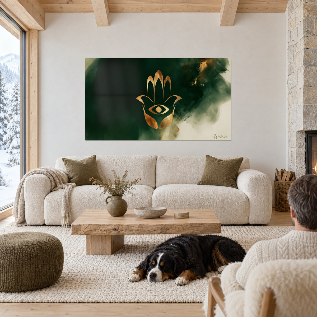 Cuadro amuleto hamsa dorado sobre nubes verde esmeralda, perro negro dormido en la alfombra, encima de un sofá en un salón luminoso