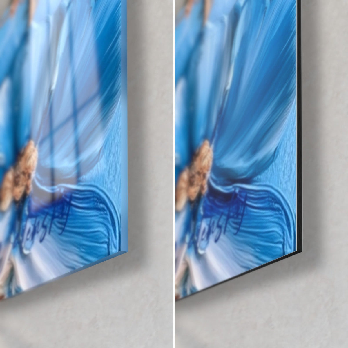 Tableau pétales de fleur azur et touches cuivrées, coin bas droit : verre acrylique brillant et Dibond mat noir