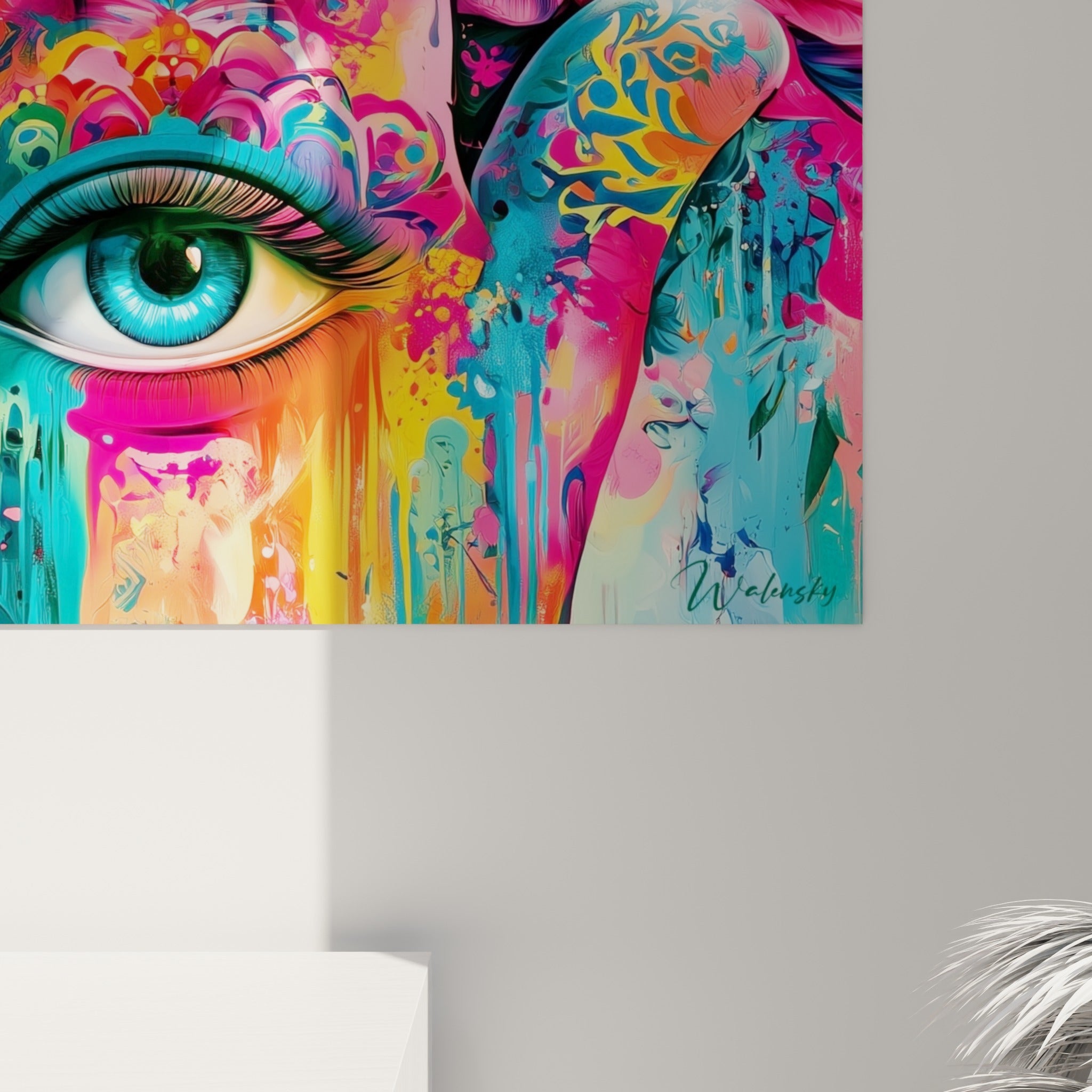 Détail des coulures roses et turquoise sur les doigts peints de la Main de fatma, matière brillante et texturée