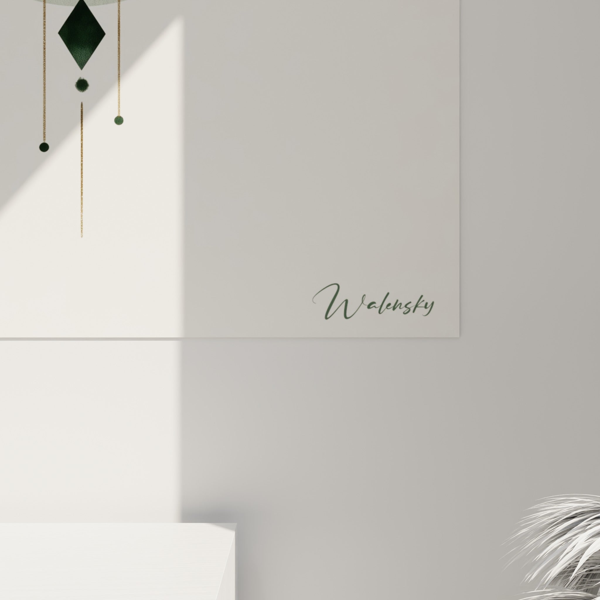 Détail des textures aquarelle vert profond et touches dorées formant l'œil de la Main de fatma