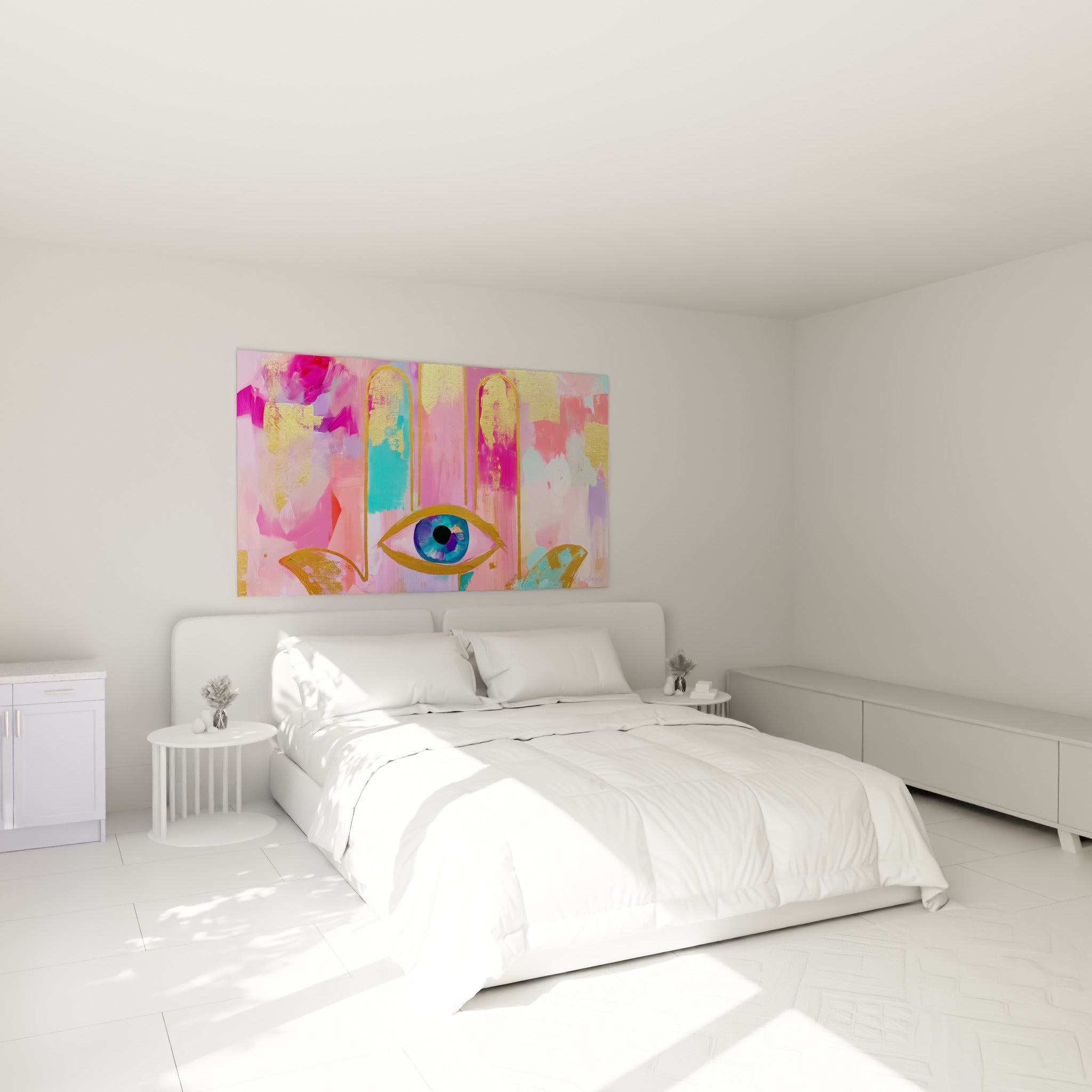 Œil bleu et main dorée sur fond rose corail, accrochés au-dessus d'un lit dans une chambre claire