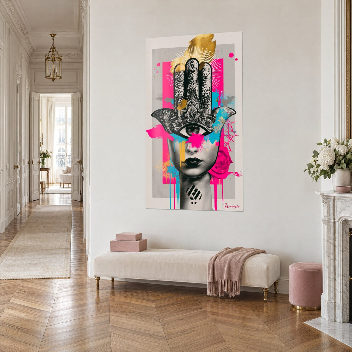 Tableau main de Fatma ornementale, œil central, coulures turquoise et fuchsia sur fond gris, couloir haussmannien parqué