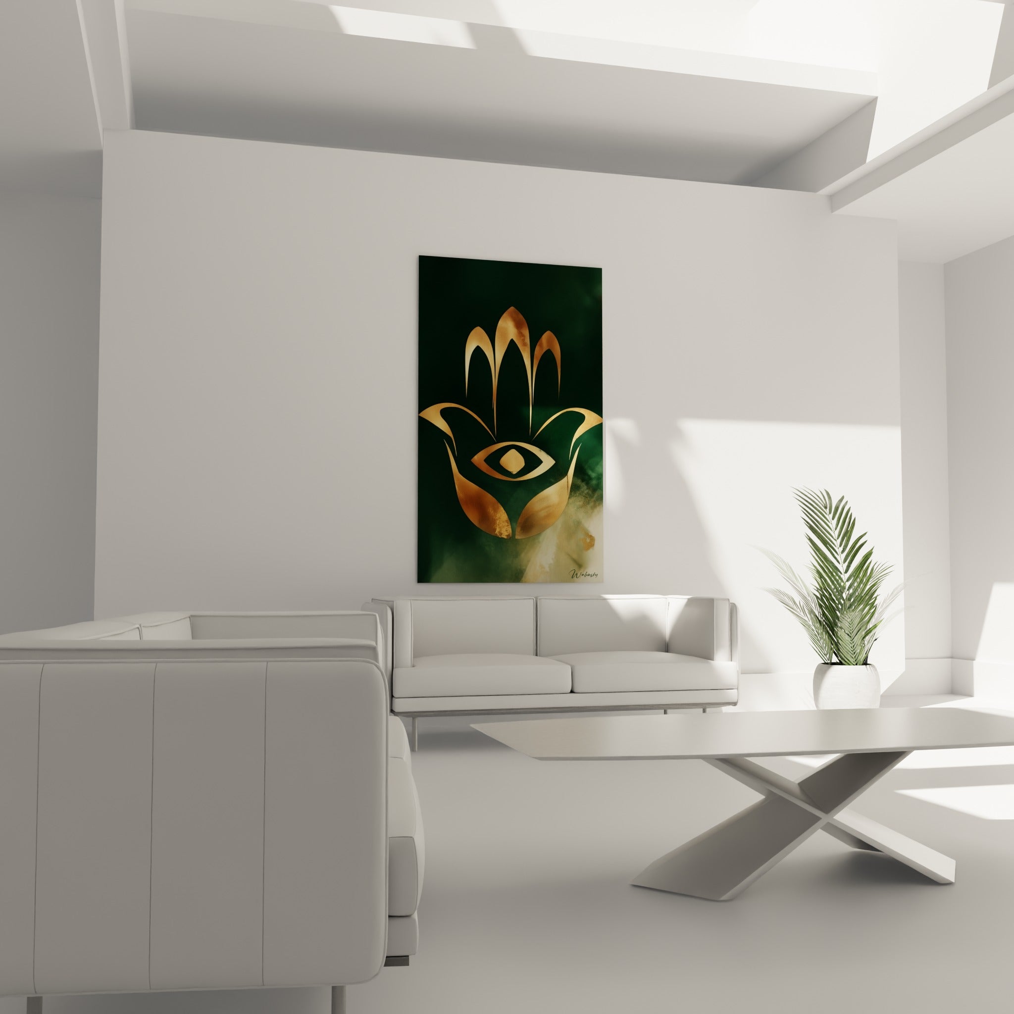 Motif doré et vert de la main de fatma au-dessus d'un canapé dans un salon lumineux