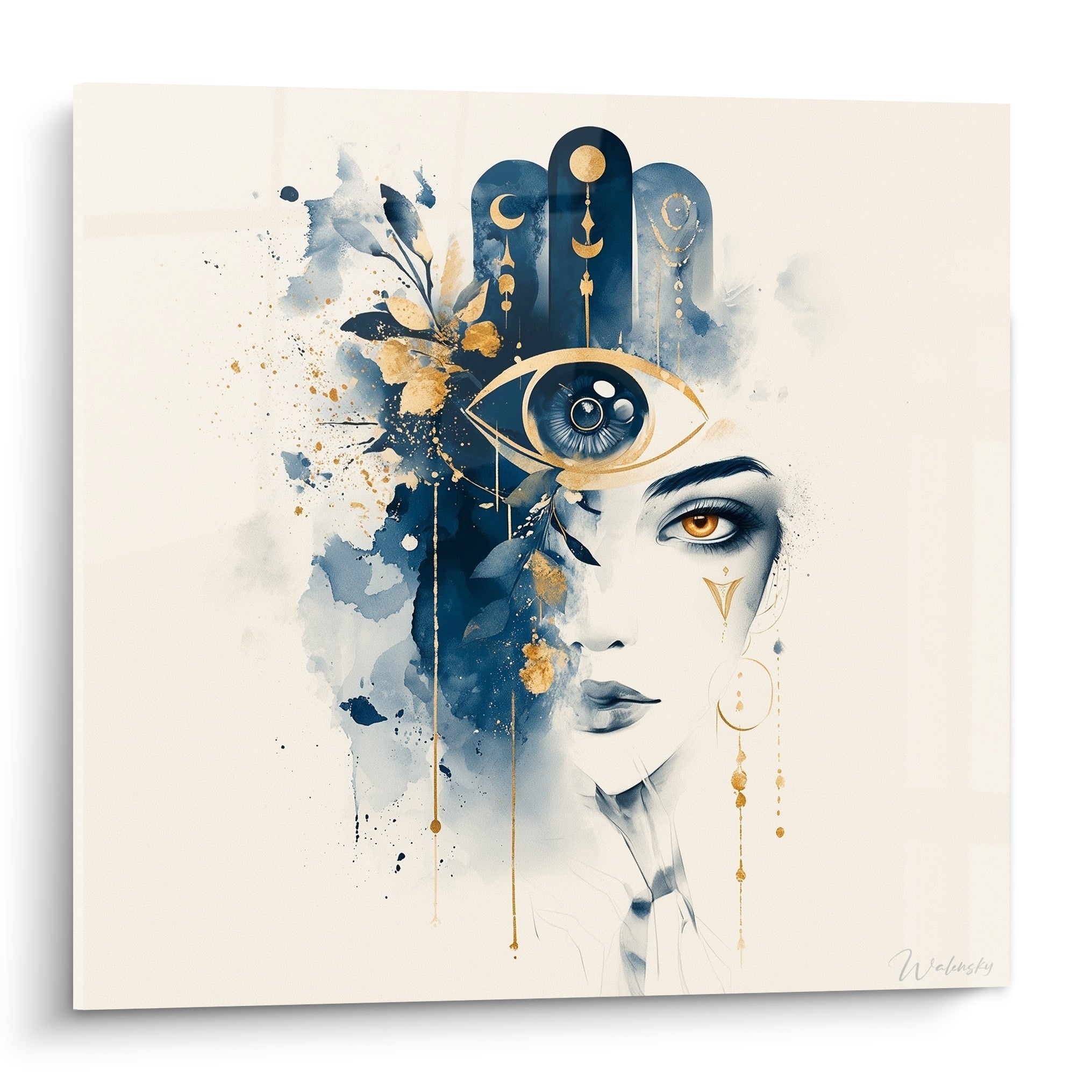 Main de fatma bleu marine et dorée fusionnée à un visage féminin, style aquarelle sur fond ivoire