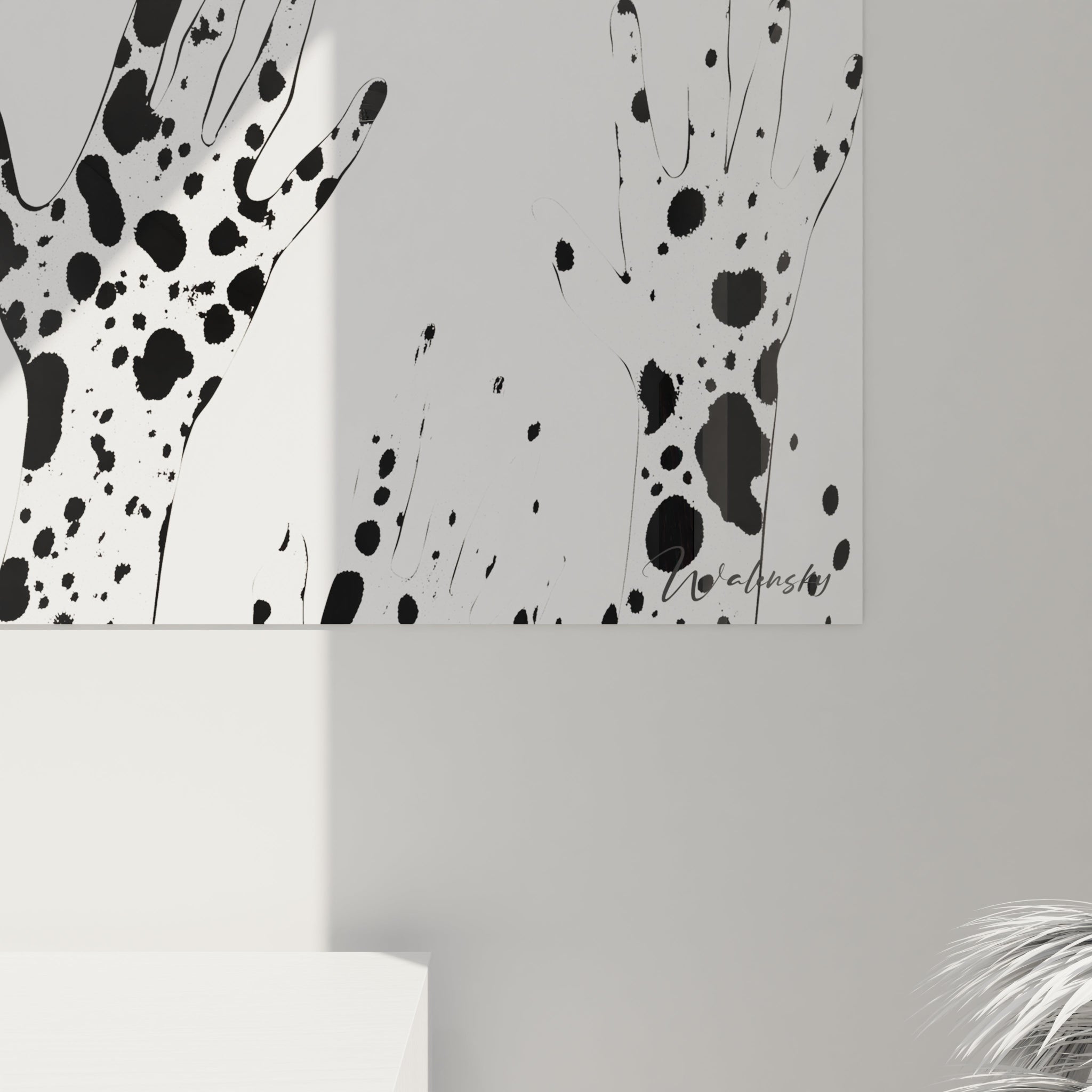 Tableau tacheté noir et blanc de Walensky avec des mains artistiques en silhouettes