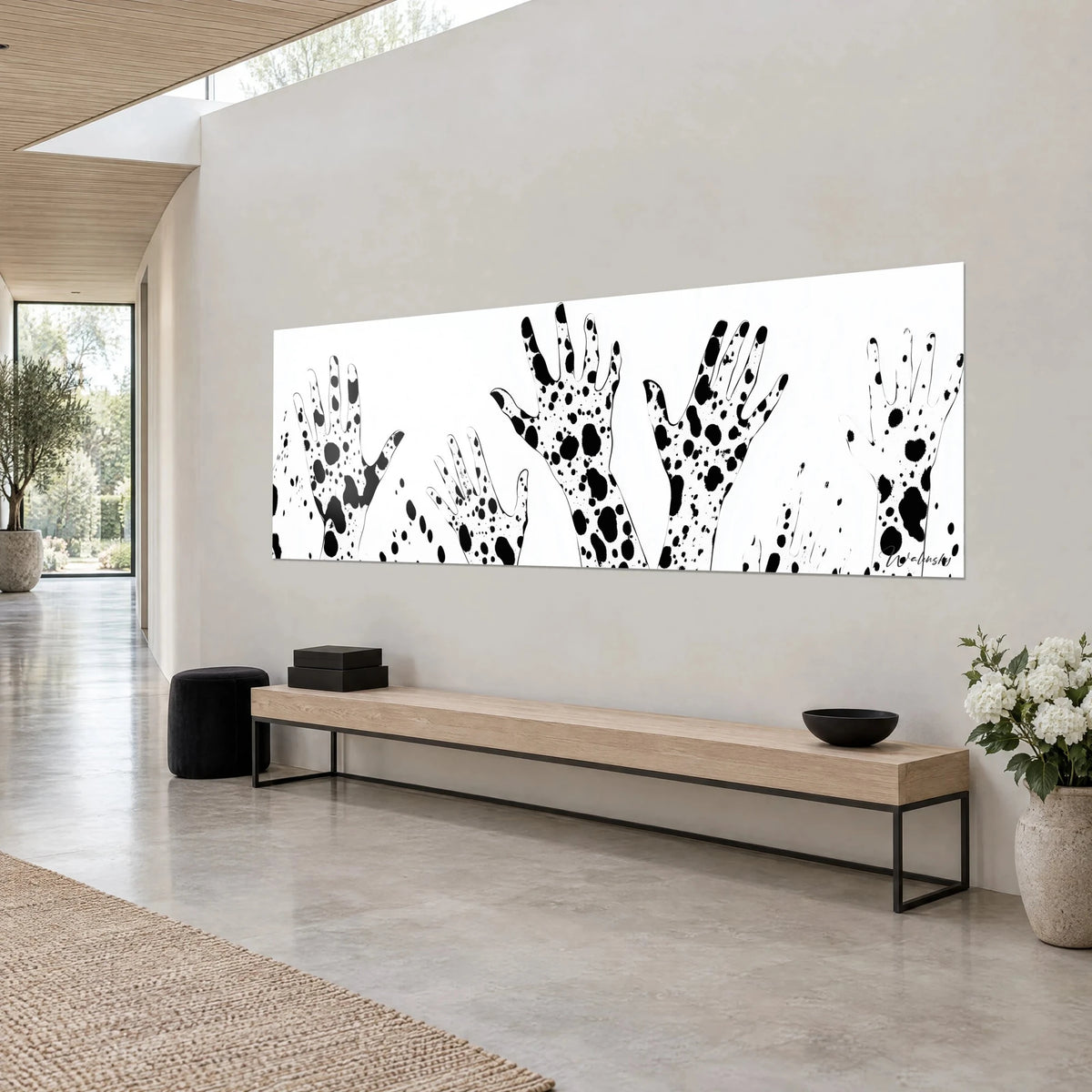 Tableau cinq paumes ouvertes aux taches d'encre noires sur fond blanc pur, mur gris, banc en bois, en vue de trois-quarts