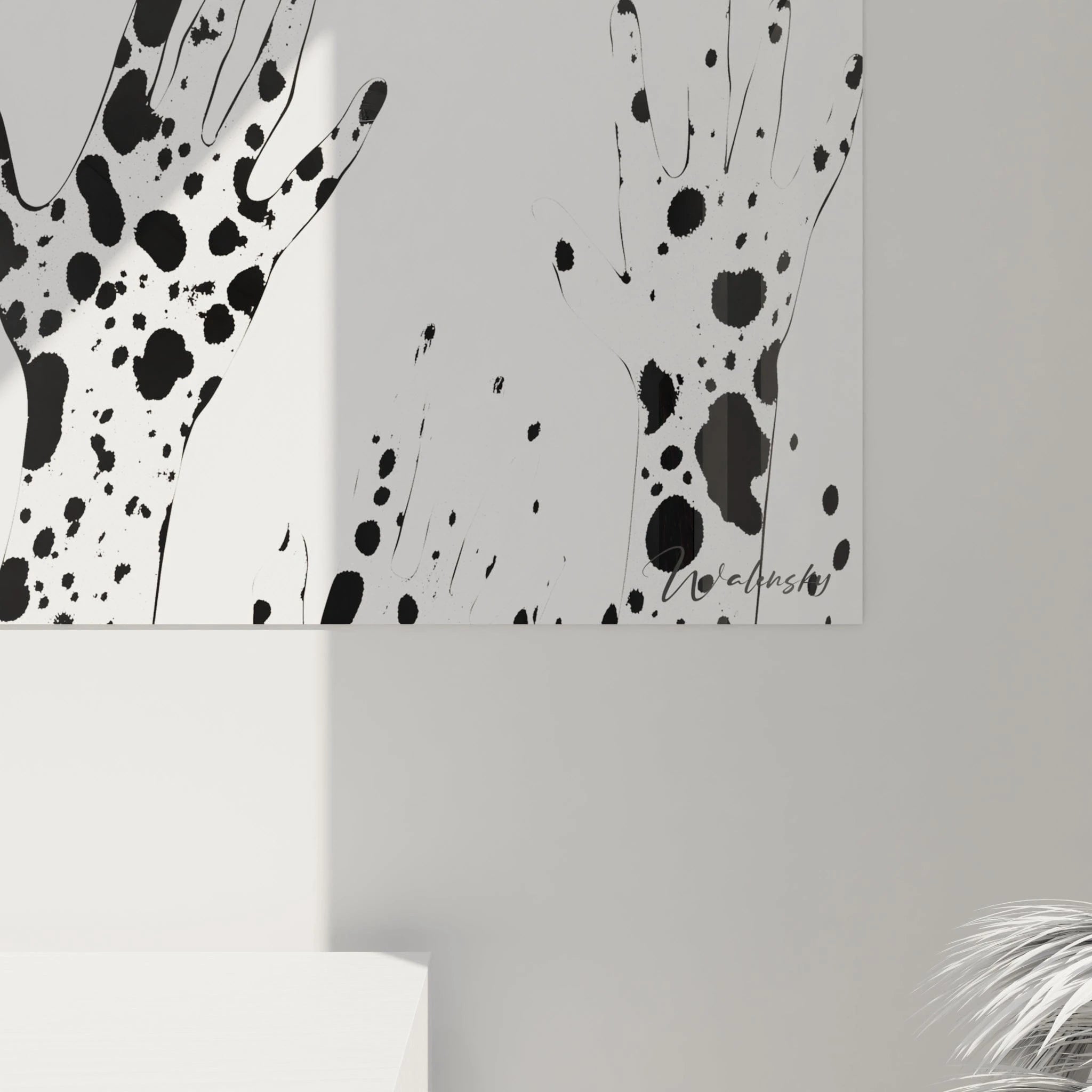 Tableau tacheté noir et blanc de Walensky avec des mains artistiques en silhouettes