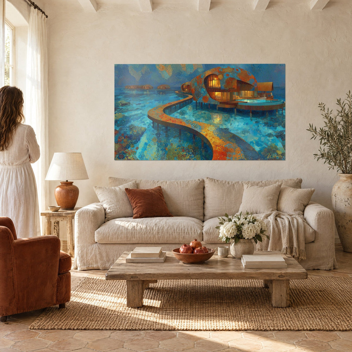 Quadro villa su palafitte con finestre dorate, passerella ocra sinuosa su una laguna turchese, sopra un divano in un soggiorno luminoso